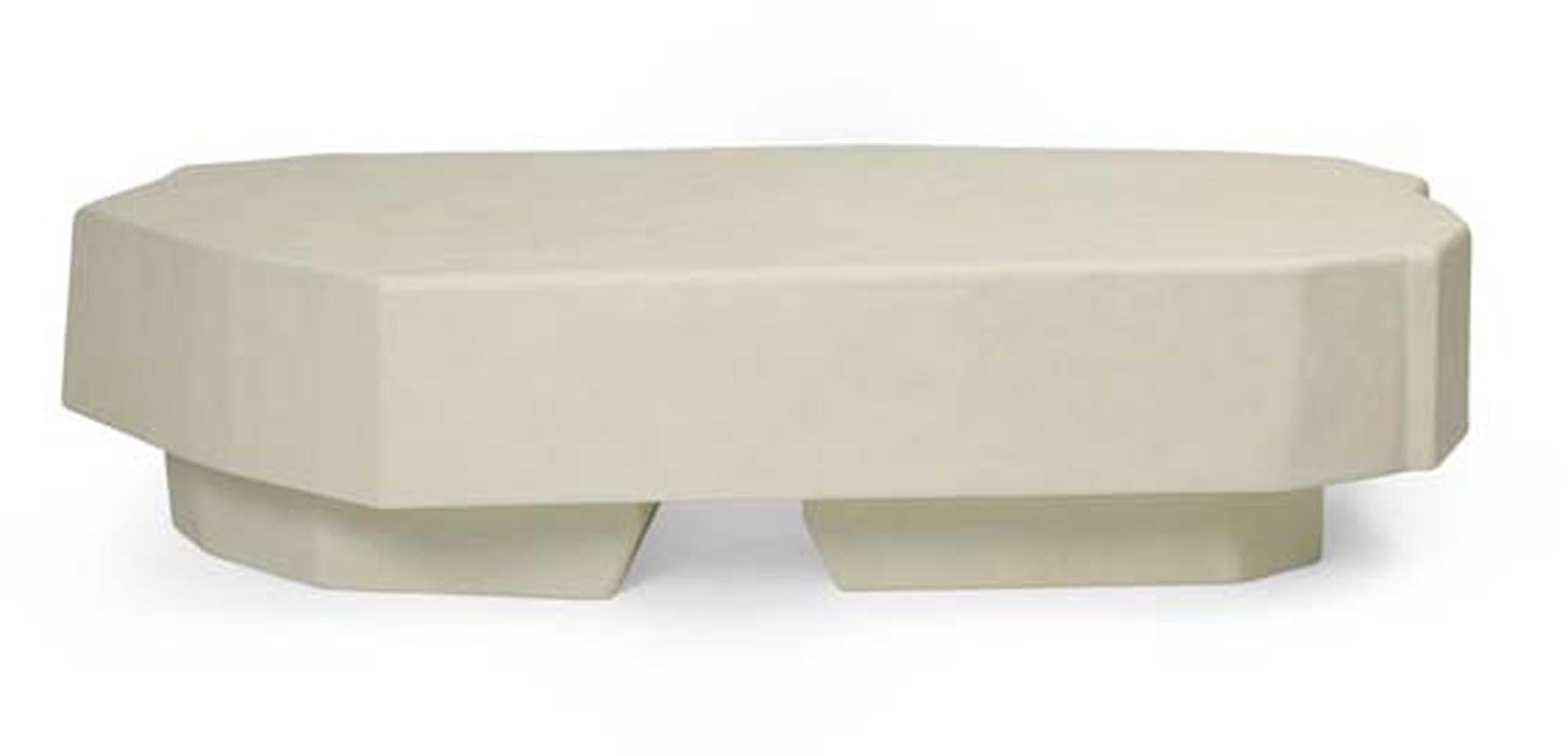 Der Staffa Couchtisch von Ferm Living: Ein Kunstwerk aus glasfaserverstärktem Beton, inspiriert von Staffas Felsformationen. Vielseitig, stabil, elegant.