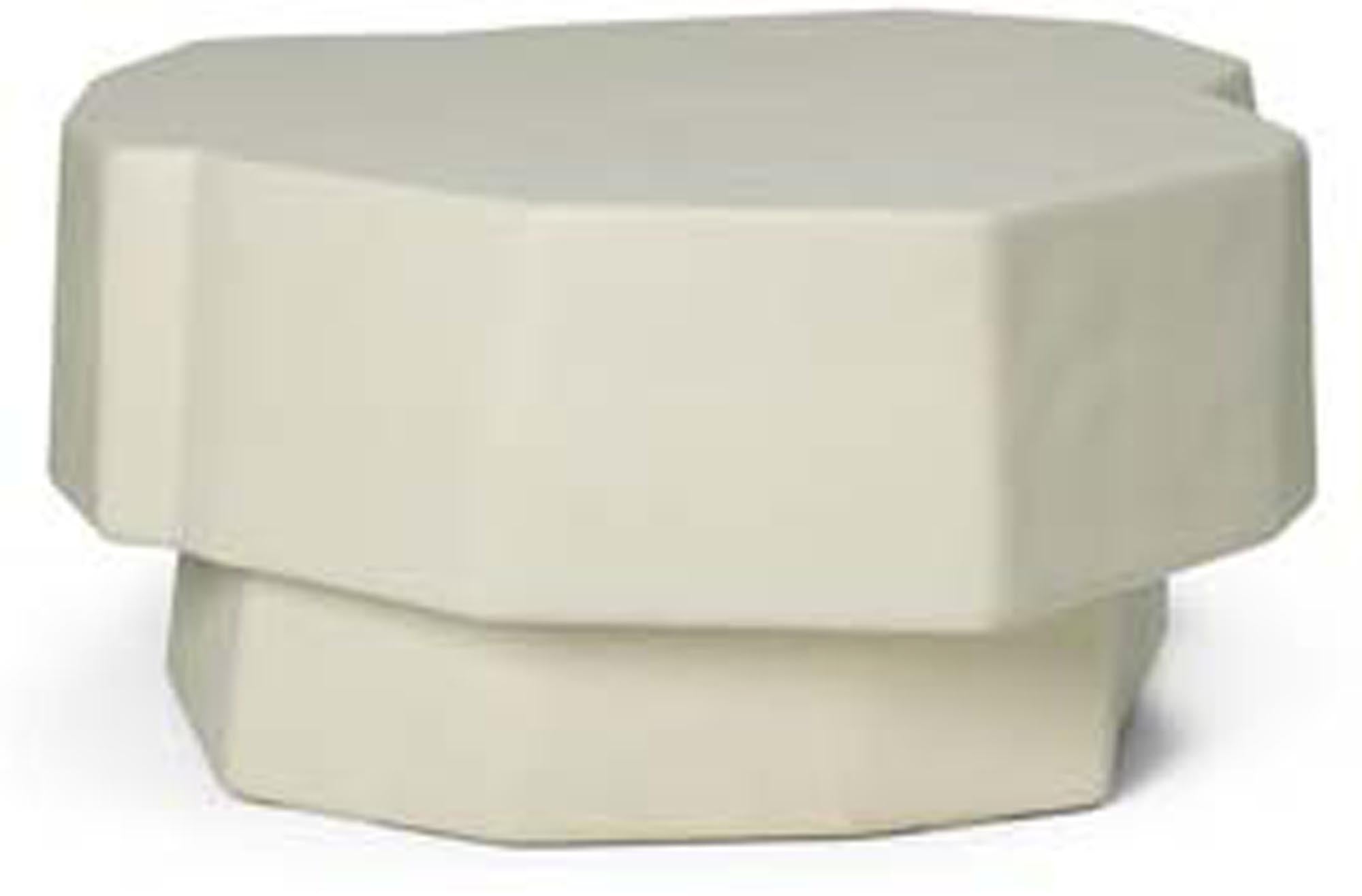 Der Staffa Couchtisch Ø84 von Ferm Living: Ein Kunstwerk aus glasfaserverstärktem Beton, inspiriert von der Natur, für drinnen und draussen.