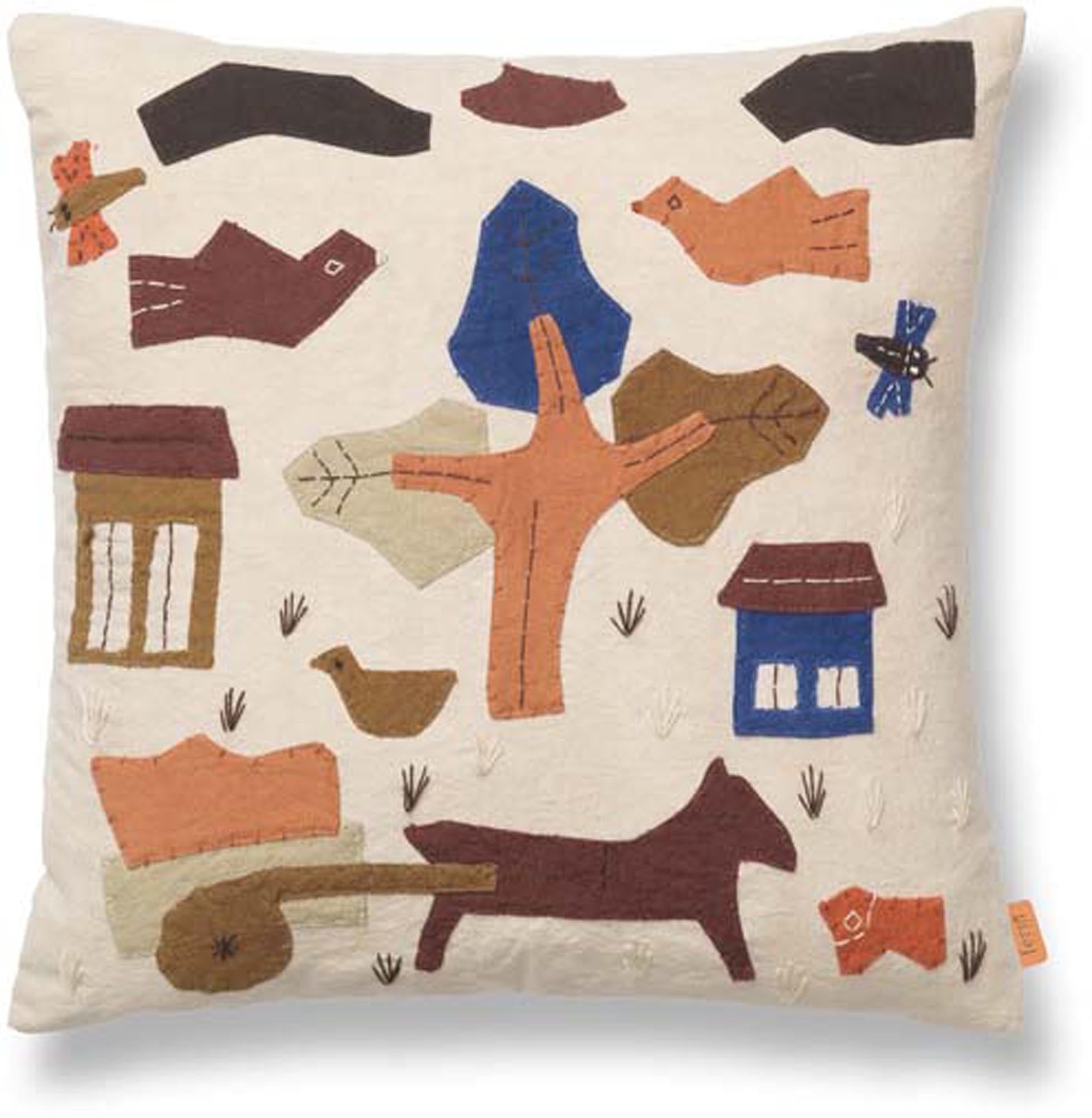 Das Village-Kissen von Ferm Living: Handgefertigte Applikationen, GOTS Bio-Baumwolle, ideal für Kinderzimmer.