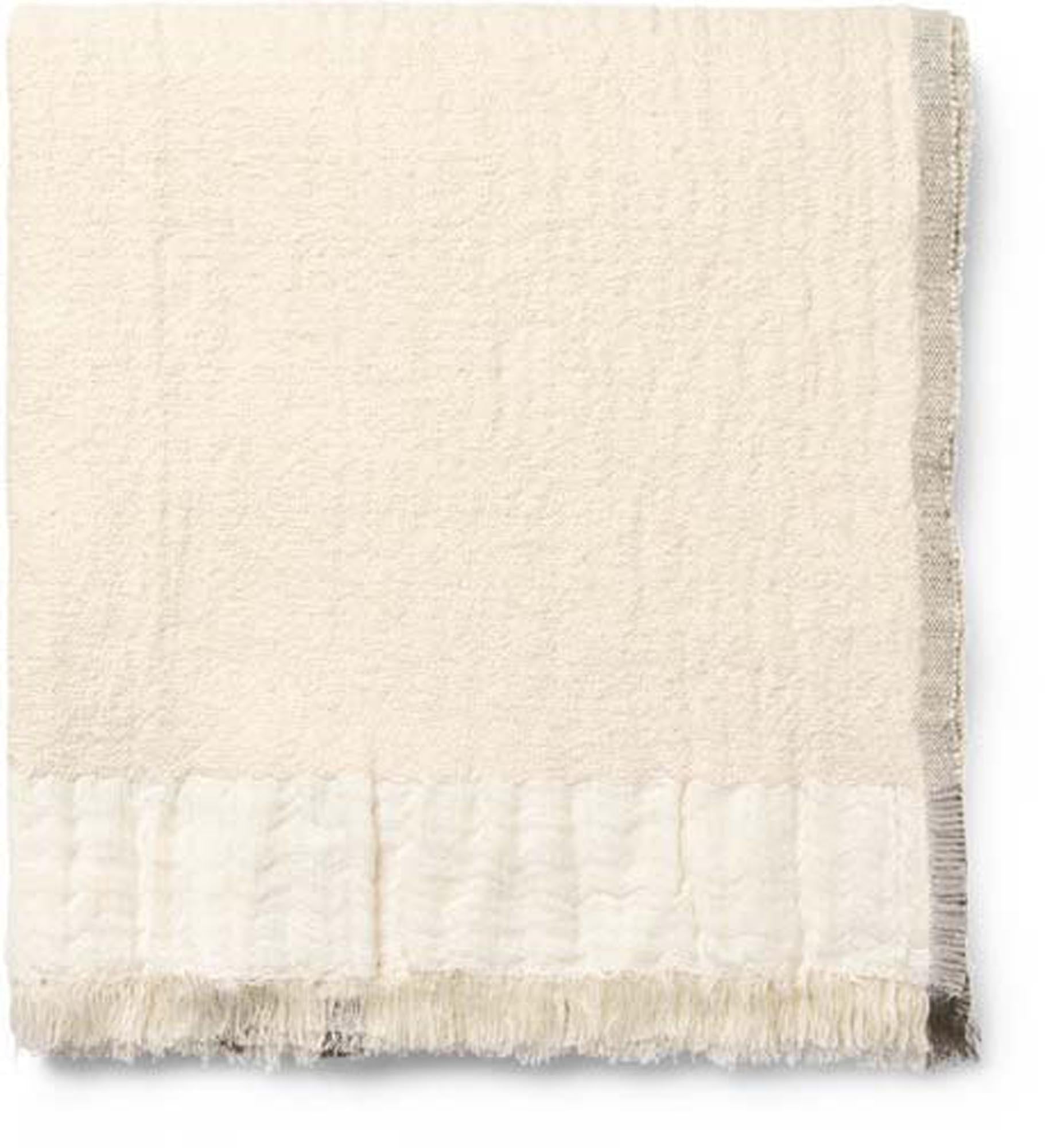 Die Weaver Throw Decke von Ferm Living: Weiche, handgewebte Eleganz aus Baumwolle, Merino und Leinen mit feinen Fransen.
