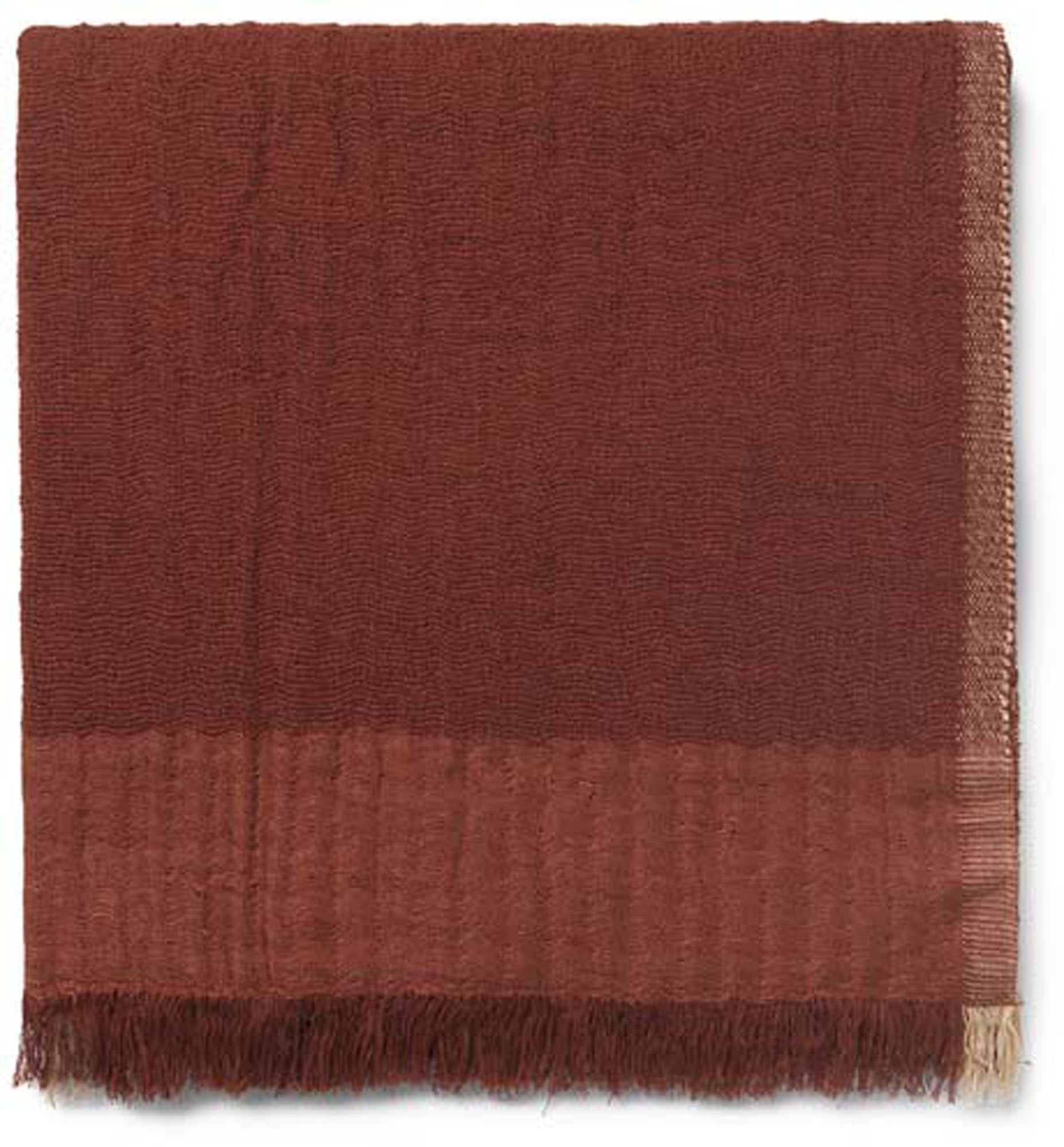 Die Weaver Throw Decke von Ferm Living ist ein elegantes Wohnaccessoire, das durch ihre handgewebte Struktur und natürliche Materialien für Gemütlichkeit und Stil sorgt.