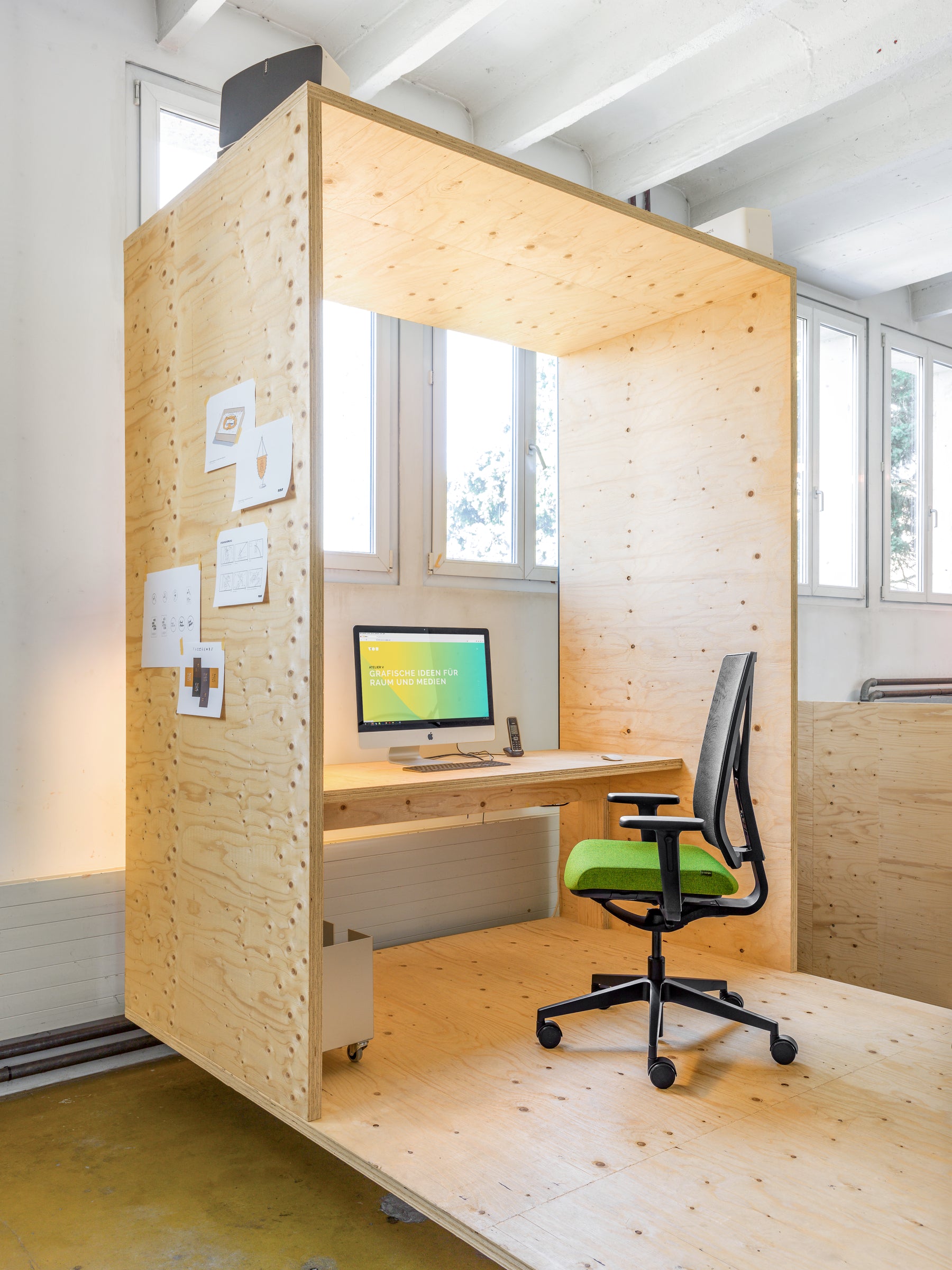 Yanos Flex in Grün/Schwarz präsentiert im Onlineshop von KAQTU Design AG. Bürostuhl mit Armlehne ist von Girsberger