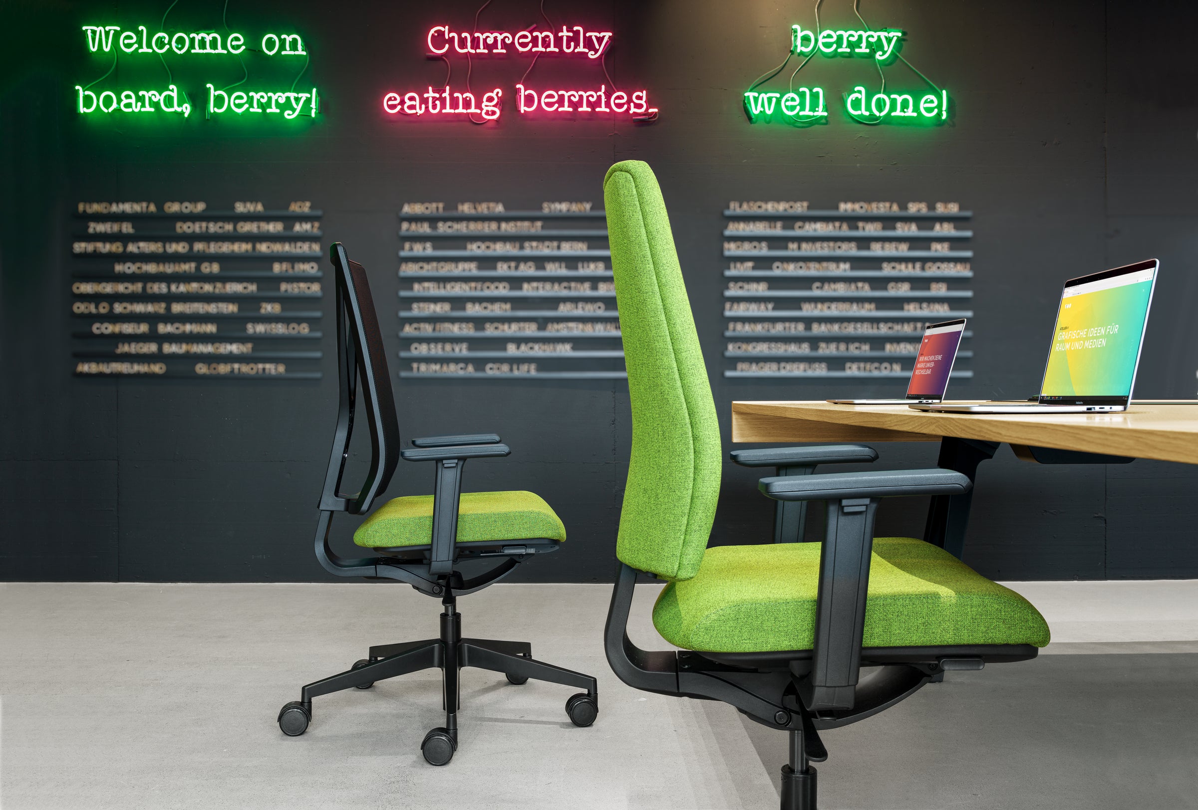 Yanos Flex in Grün/Schwarz präsentiert im Onlineshop von KAQTU Design AG. Bürostuhl mit Armlehne ist von Girsberger
