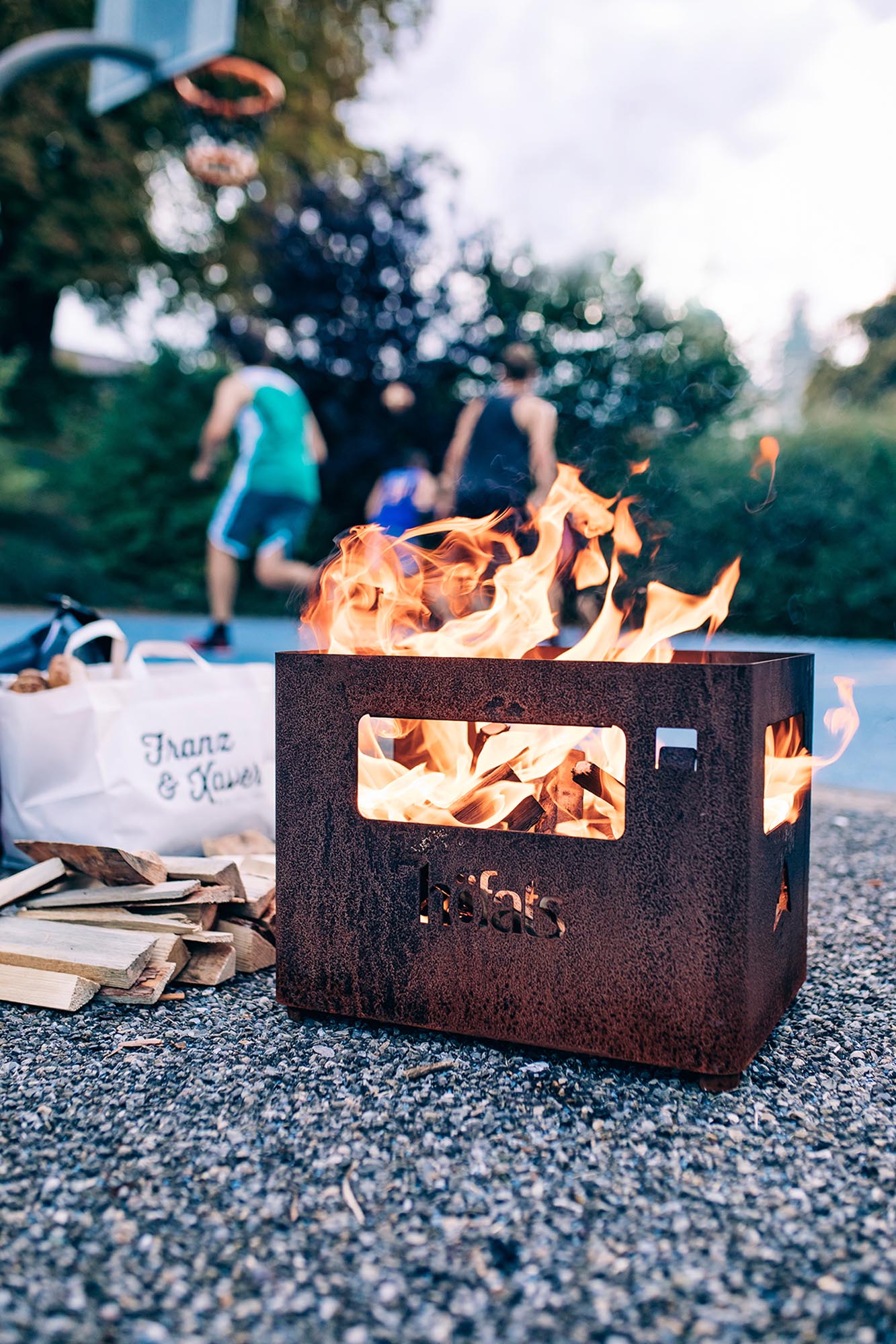Entdecke die BEER BOX Feuerkorb aus Corten-Stahl – vielseitig, mobil und ideal für unvergessliche Abende am Feuer. Hol dir jetzt deine!