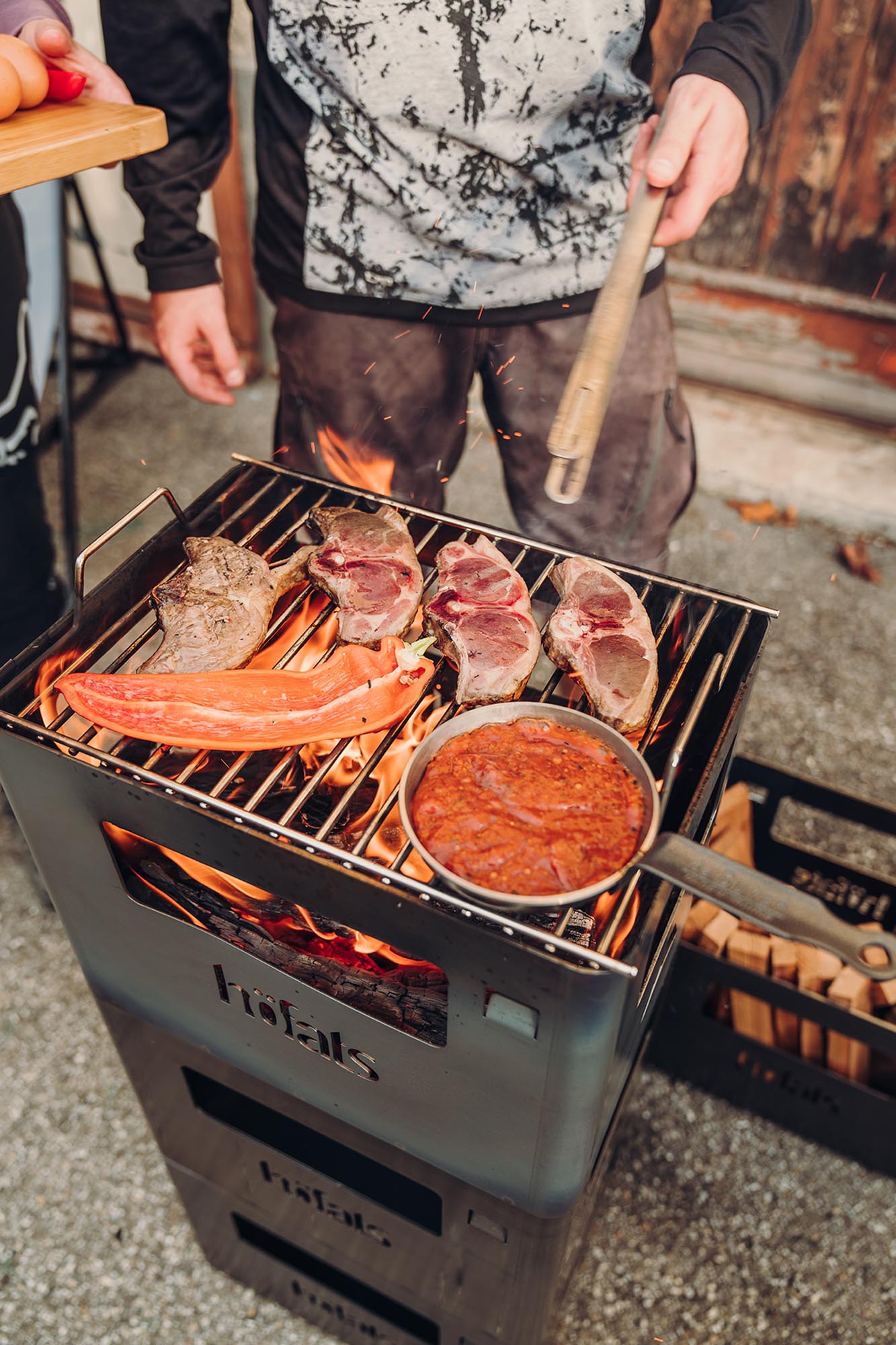 Vielseitige BEER BOX: Feuerkorb und Grill in einem, aus robustem Corten-Stahl. Perfekt für unvergessliche Abende mit Freunden!