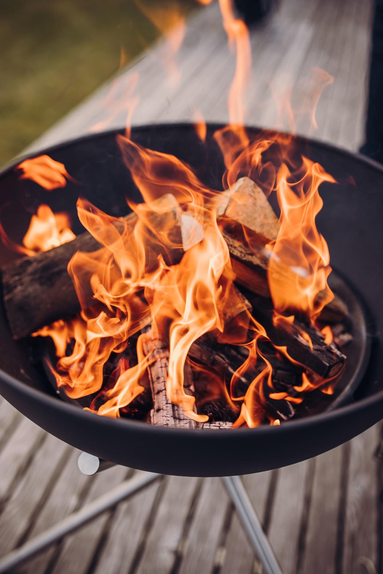 Höfats BOWL 57: Vielseitige Feuerschale mit robustem Dreibein-Design.