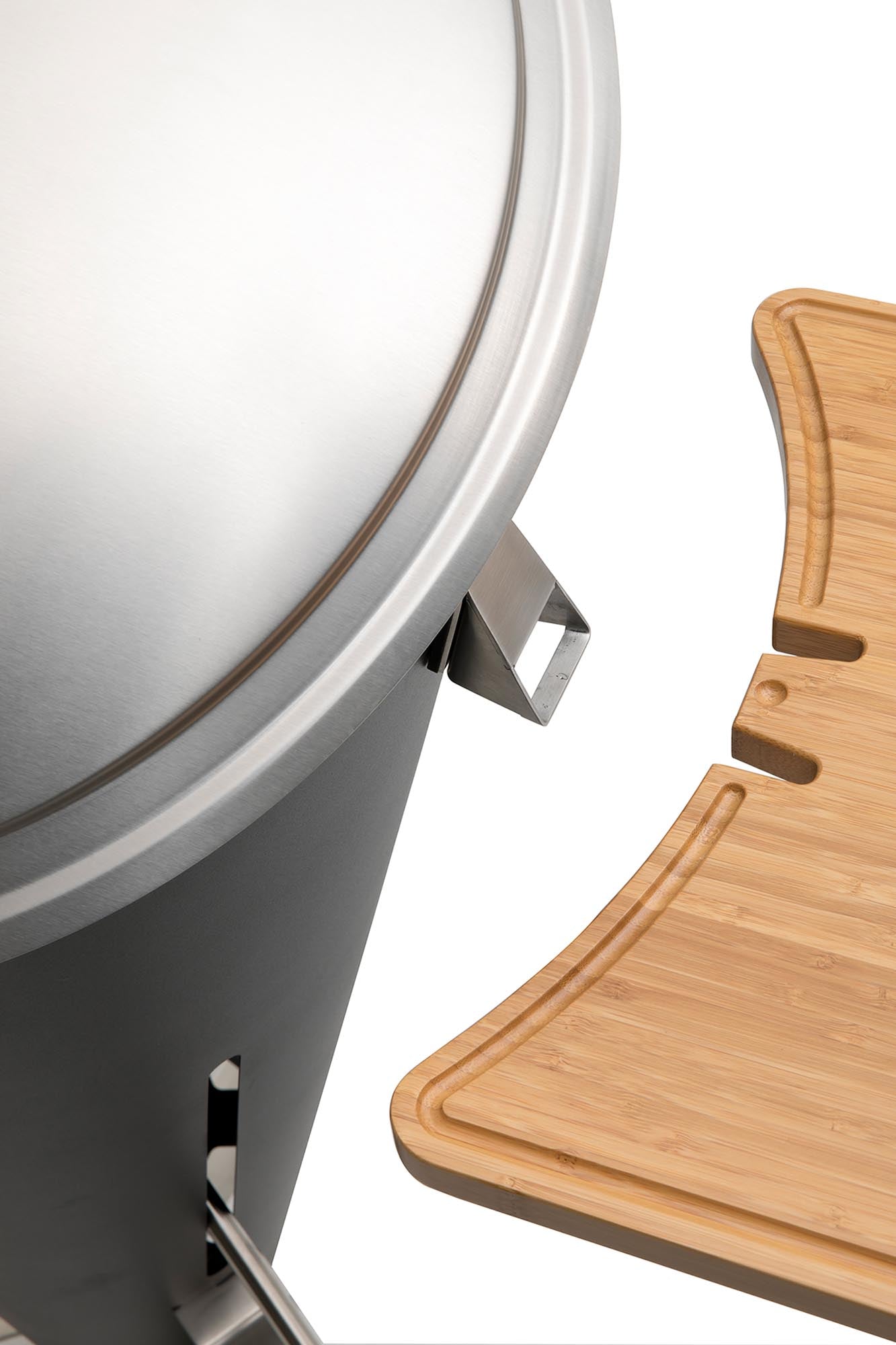 Das CONE Ablagebrett von Höfats aus hochwertigem Bambus bietet eine stilvolle und funktionale Lösung für Ihre Grillpartys. Perfekt für Snacks und Drinks!