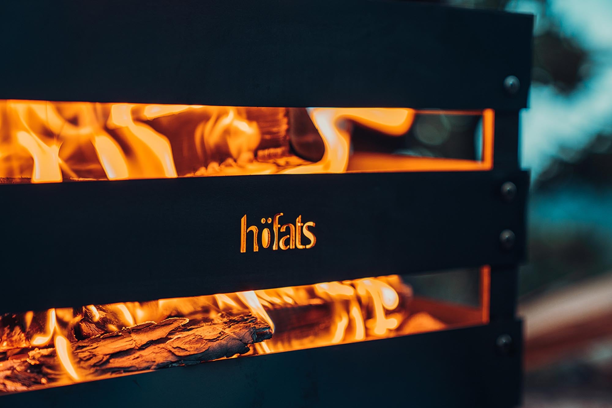 Entdecken Sie den CRATE Feuerkorb von Höfats – ein stilvolles Multitalent aus Corten-Stahl, ideal für Lagerfeuer, Grill und mehr. Perfekt für Ausflüge!