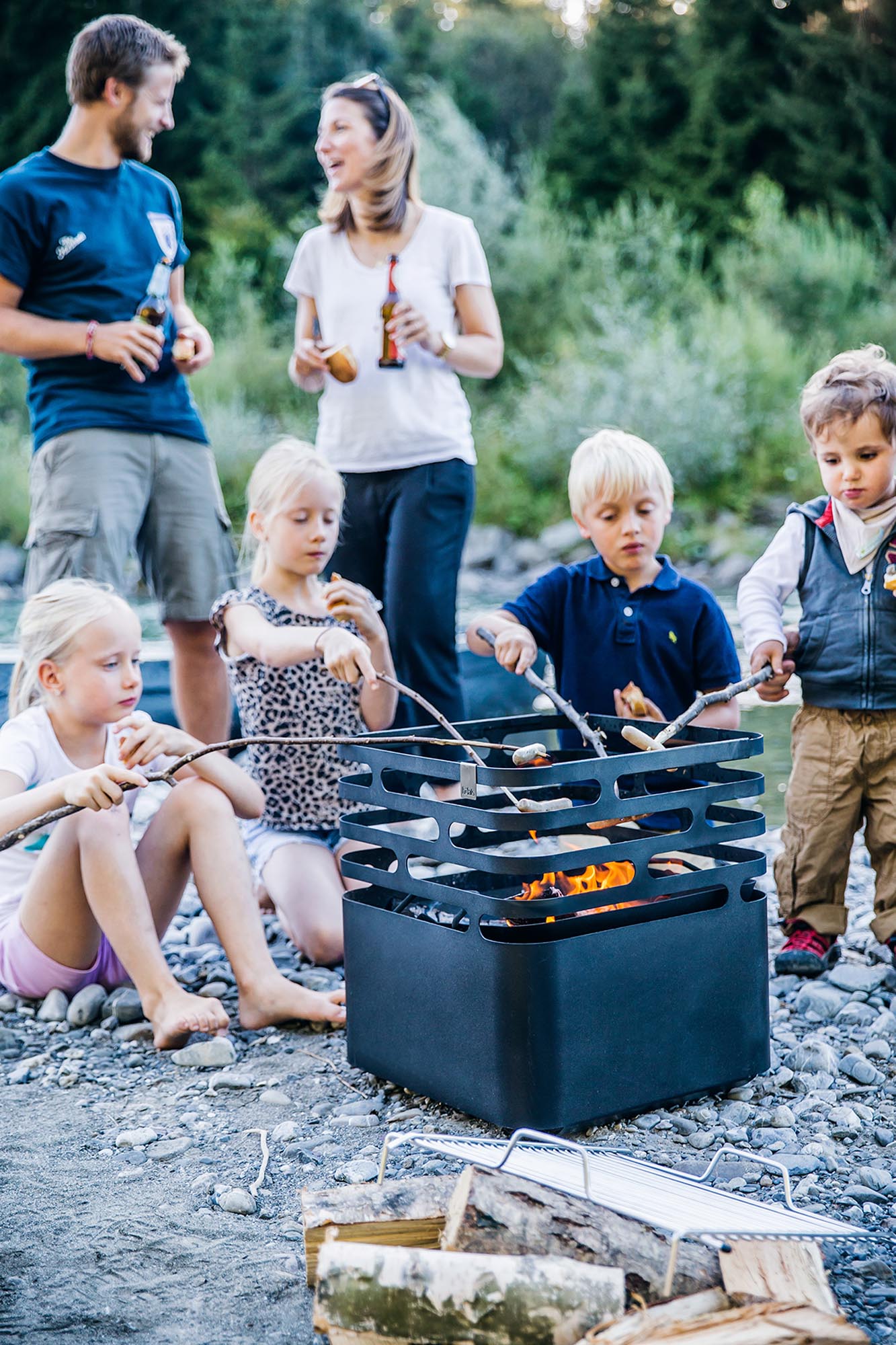 CUBE Feuerkorb in Schwarz: Genießen Sie stimmungsvolle Abende im Freien. Einfaches Löschen, vielseitig als Hocker oder Tisch einsetzbar.