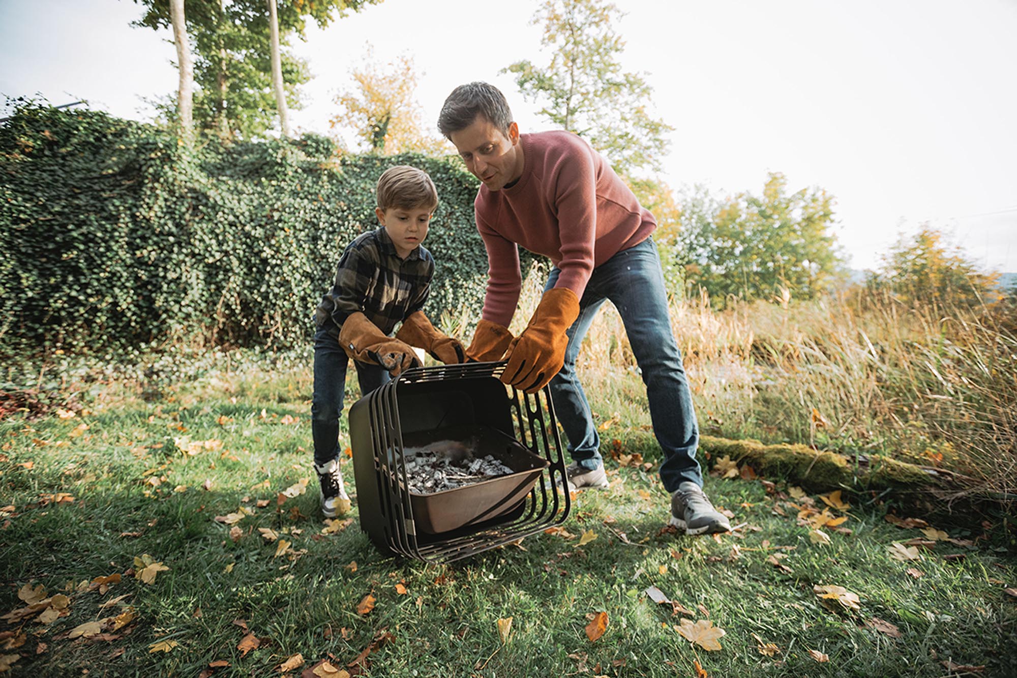 CUBE Feuerkorb schwarz: Sicheres Löschen und vielseitige Nutzung als Hocker oder Tisch – ideal für stimmungsvolle Outdoor-Momente.