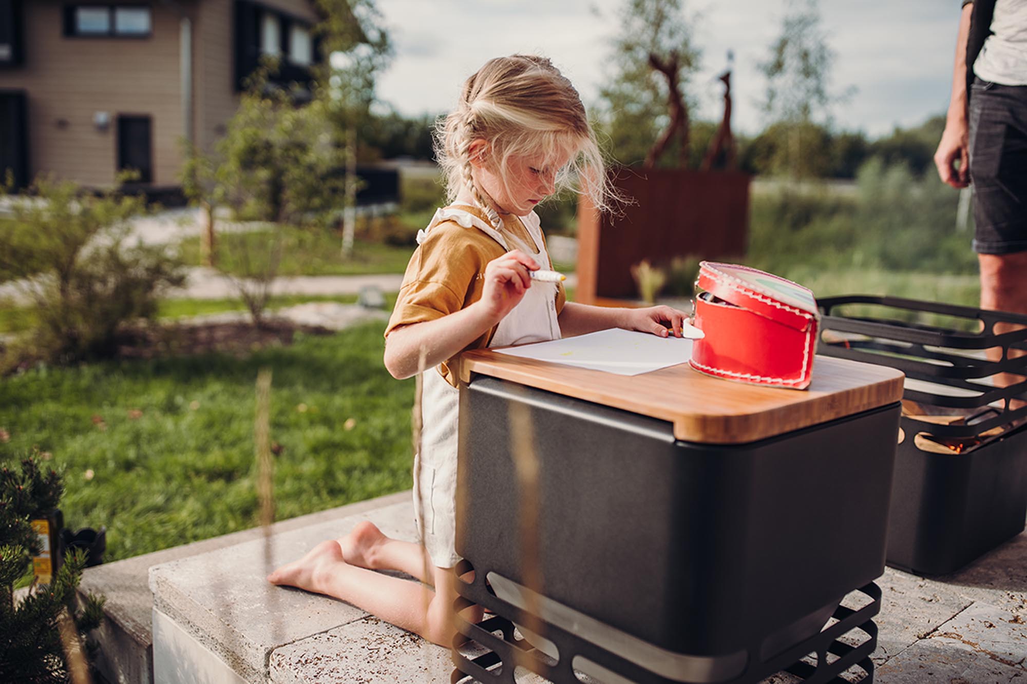 Stilvolles CUBE Auflagebrett aus Bambus von Höfats: robust, funktional, ideal für Grillabende und als Beistelltisch nutzbar.