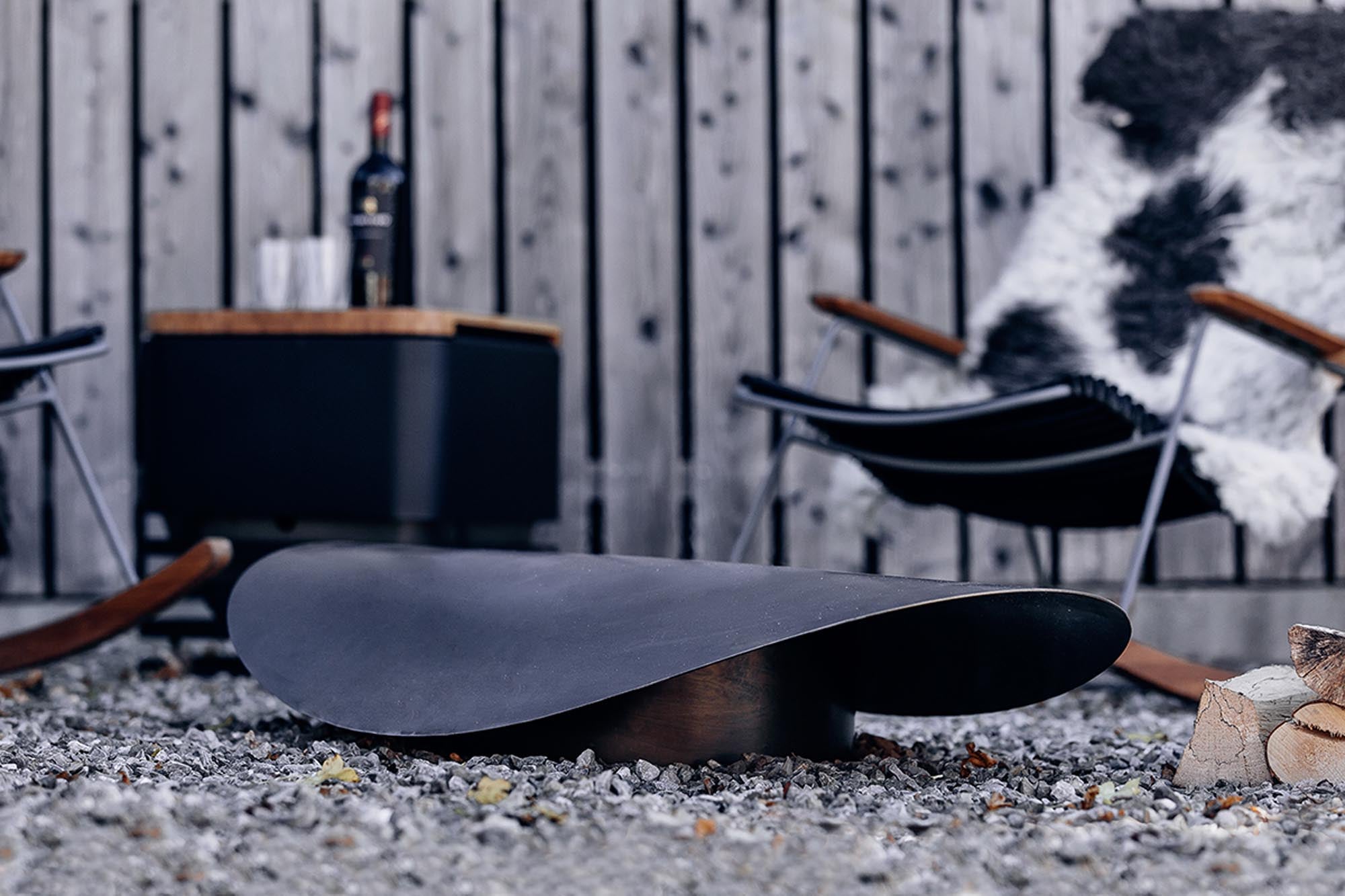 Die elegante ELLIPSE Feuerschale von Höfats sorgt für gemütliche Atmosphäre und Wärme an kühlen Abenden im Freien.