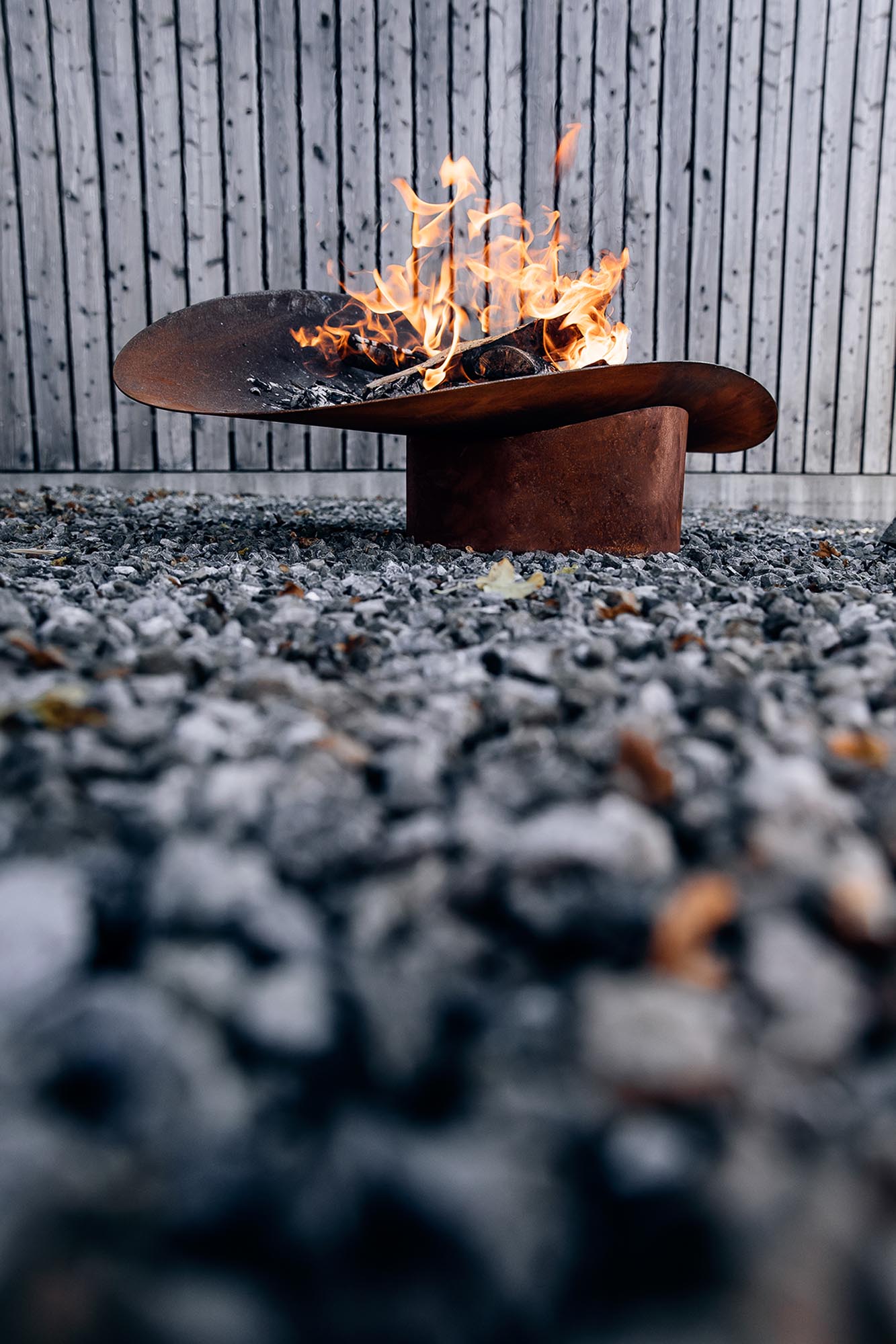 Die stilvolle ELLIPSE Feuerschale von Höfats bietet ein einzigartiges Design und schafft eine einladende Stimmung für unvergessliche Abende im Freien.