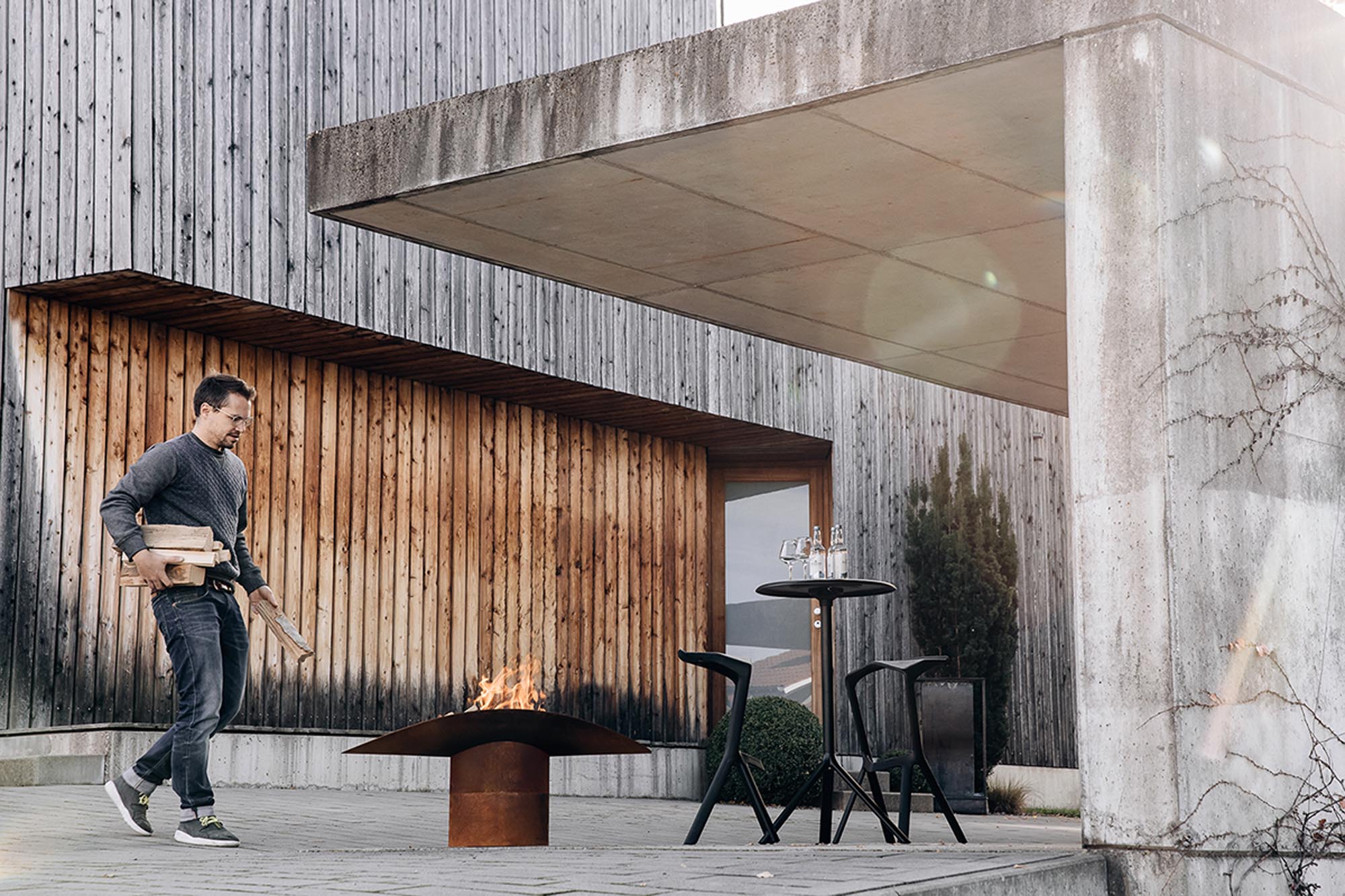 Robuster ELLIPSE Fuss von Höfats für optimalen Halt im Freien.