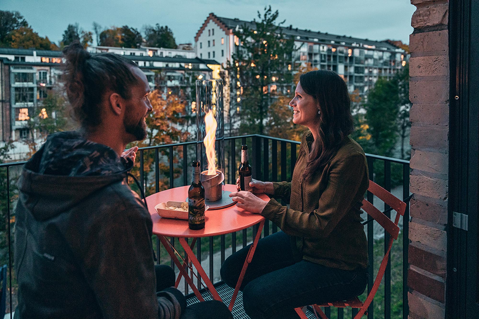 SPIN von Höfats: Elegantes Tischfeuer für stimmungsvolle Abende im Freien. Ideal für gesellige Zusammenkünfte und romantische Nächte.