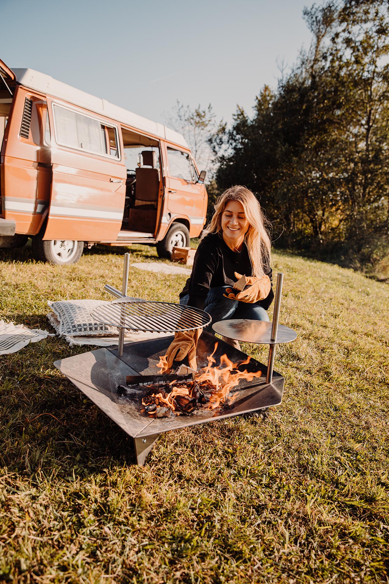 Die TRIPLE 90 Feuerschale vereint modernes Design aus Corten-Stahl mit praktischer Mobilität und einem flexiblen Grillrost für unvergessliche Abende im Freien.