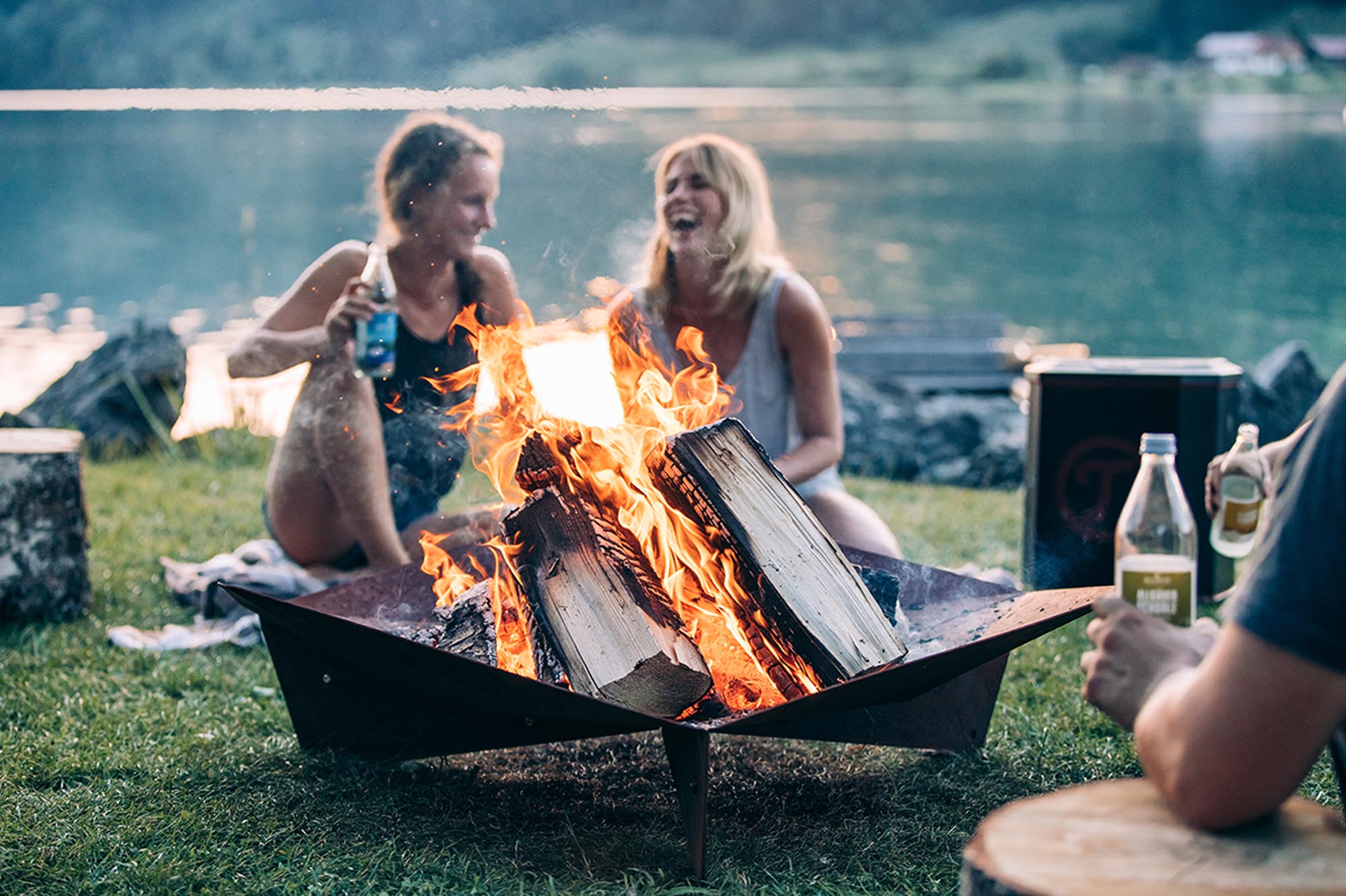 Entdecke die TRIPLE 120 Feuerschale von Höfats: zeitloses Corten-Stahl-Design, vielseitig einsetzbar für Grillen und gemütliche Abende im Freien.