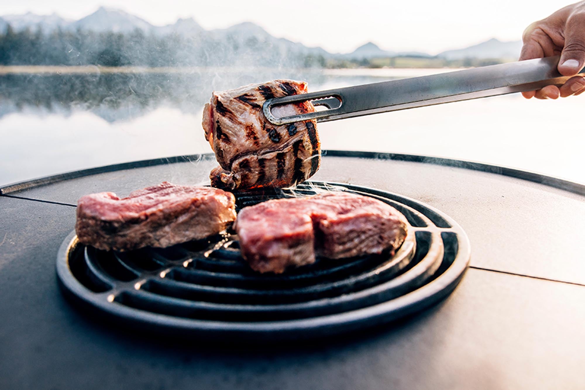 Erleben Sie mit der BOWL 70 Sear Grate von Höfats unvergleichliche Grillmomente. Ideal für Fleisch, Fisch und Gemüse – für perfekte Ergebnisse!