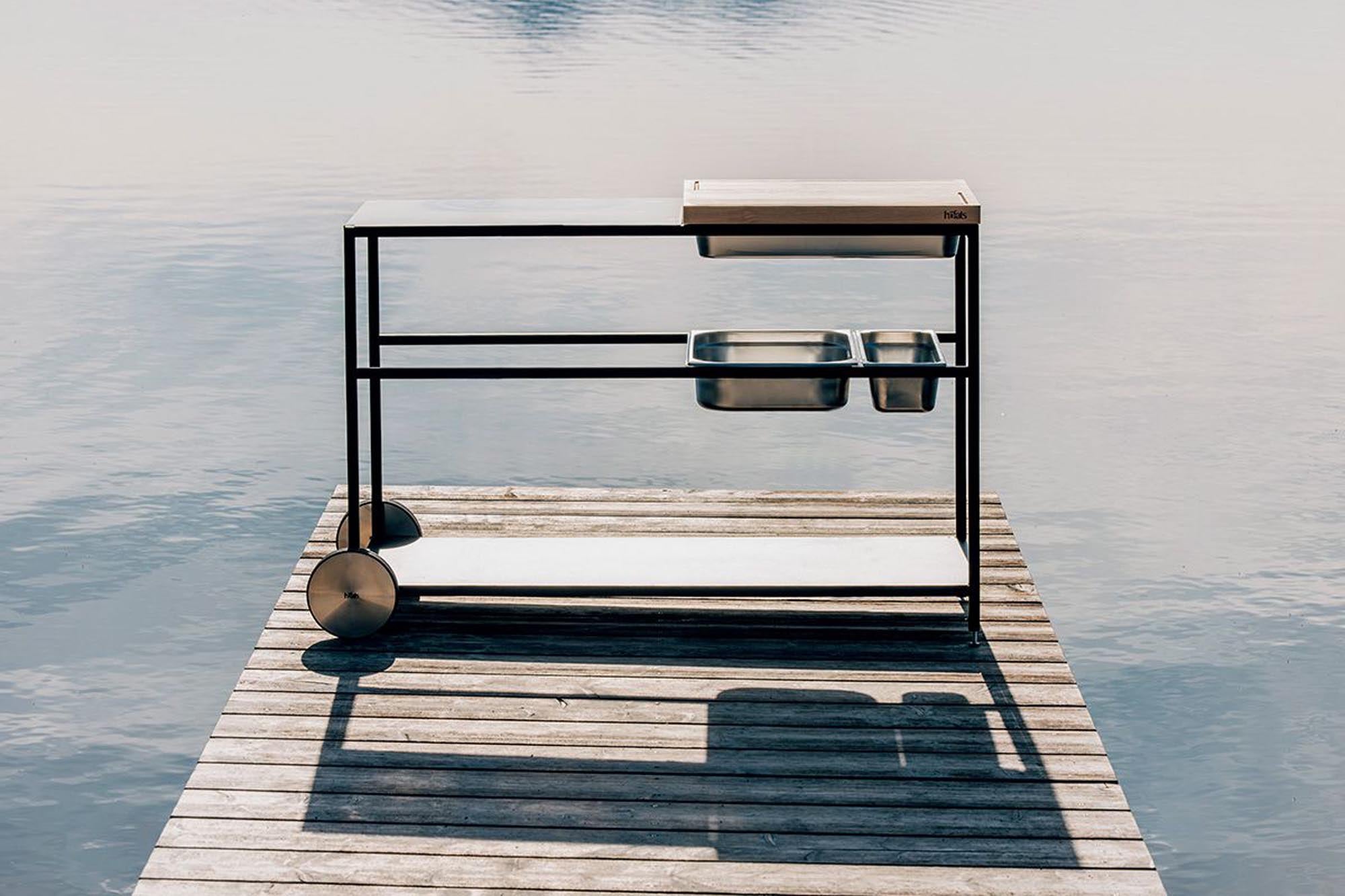 Entdecke die FIRE KITCHEN von Höfats: Deine flexible Outdoor-Küche für unvergessliche Grillabende und kulinarische Erlebnisse im Freien.