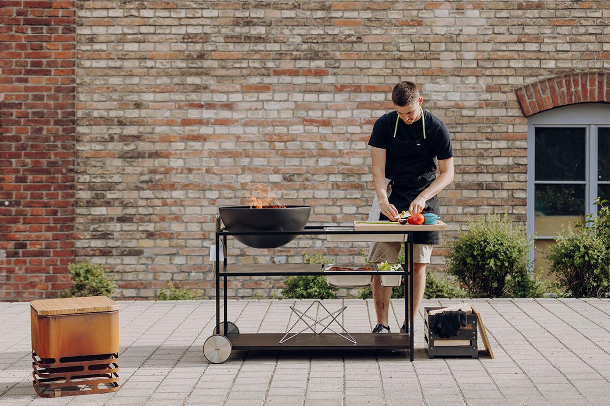 Entdecken Sie das FIRE KITCHEN Plancha-Grillset mit BOWL 57 von Höfats – ideal für Outdoor-Küchen, flexibel einsetzbar und perfekt für kulinarische Abenteuer.
