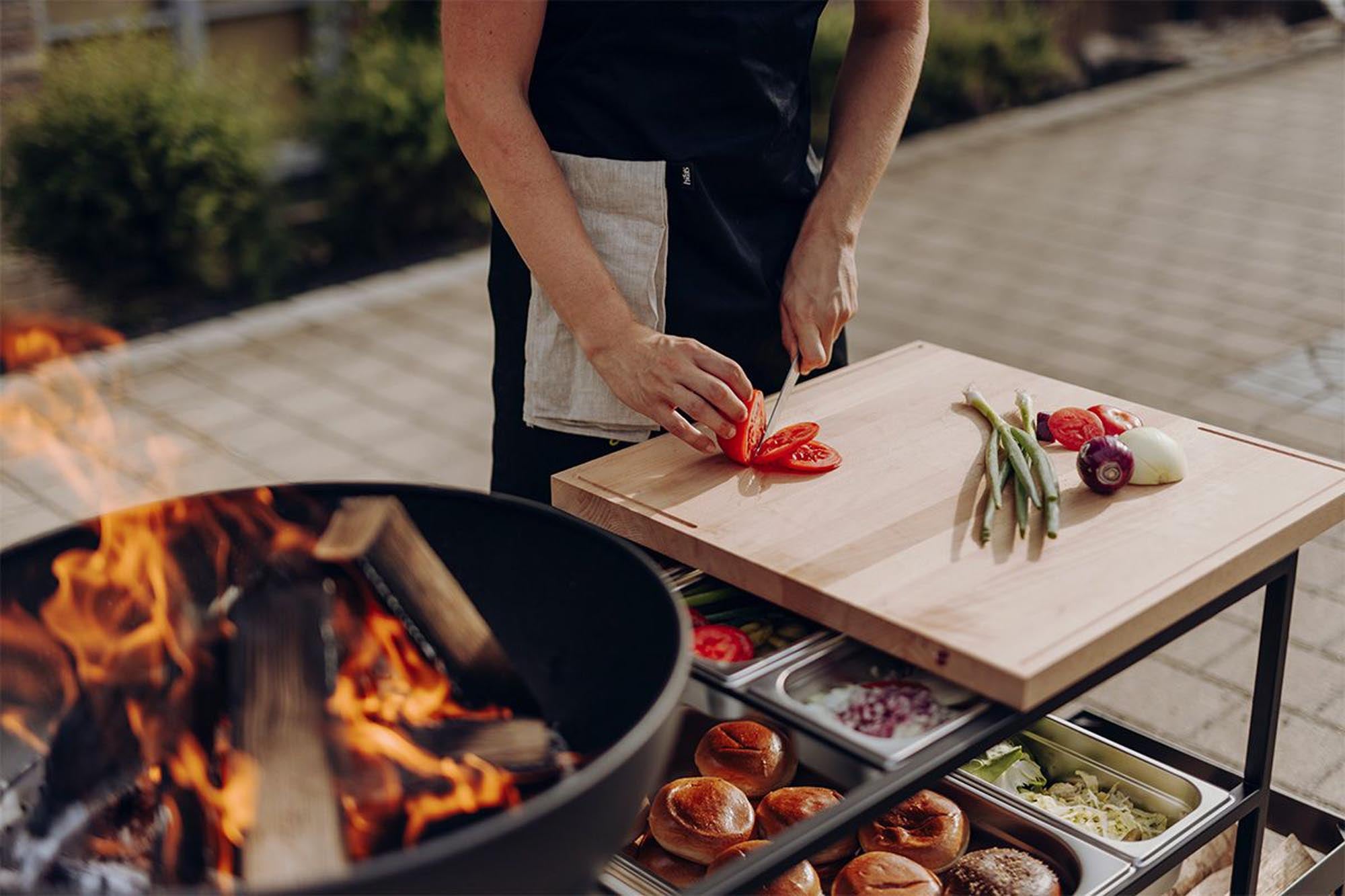 Erleben Sie das vielseitige FIRE KITCHEN BOWL 57 Plancha-Grillset von Höfats – ideal für unvergessliche Grillabende im Freien.