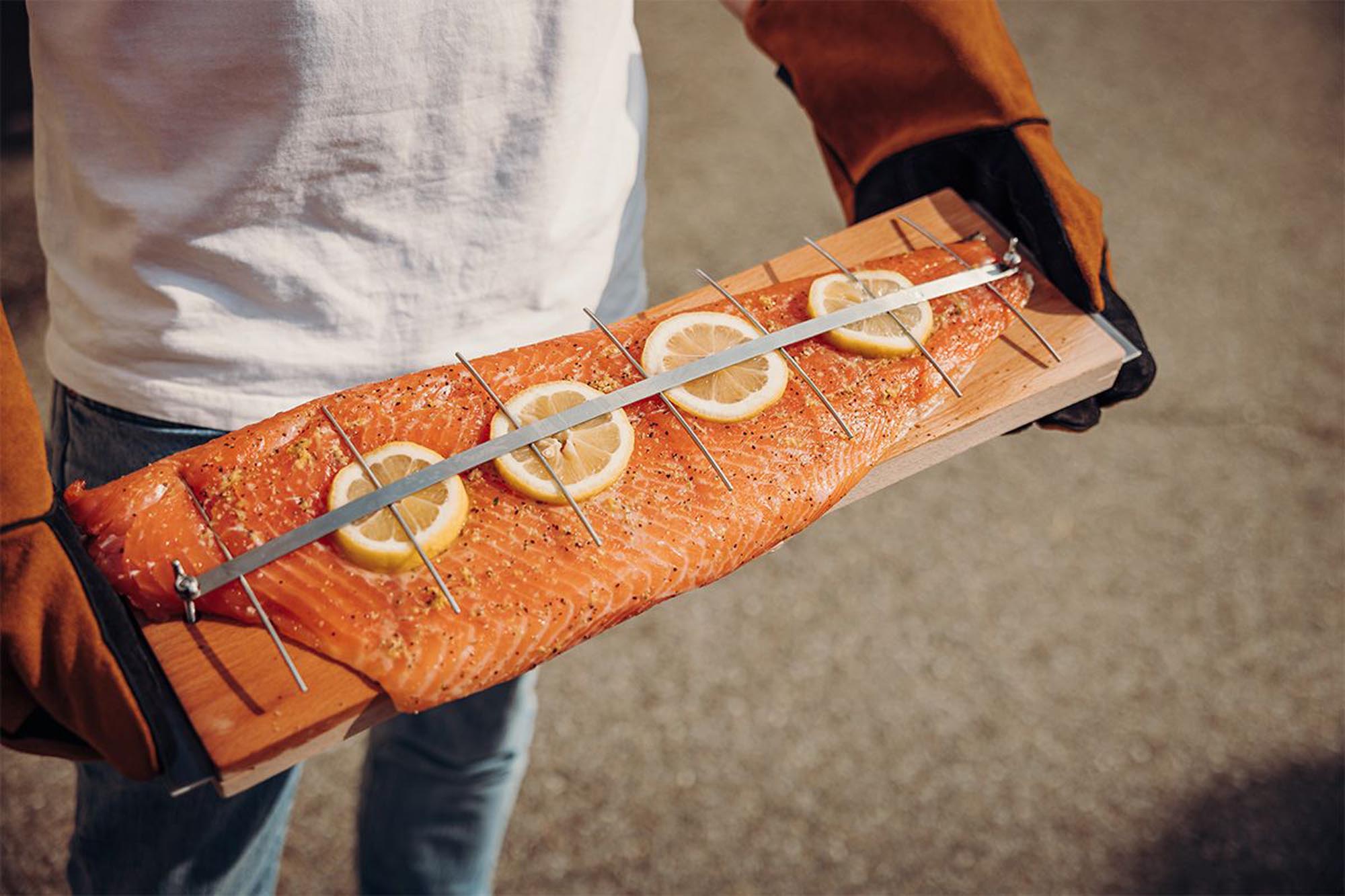 Geniessen Sie Lachs vom Feinsten mit dem Höfats Flammlachsbrett.