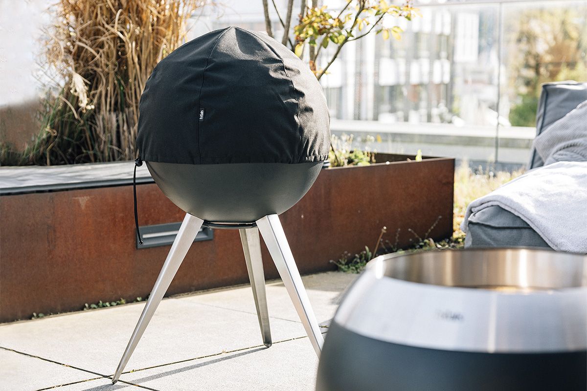 Höfats Moon 45: Wetterfeste Abdeckung für langlebigen Grill-Schutz.