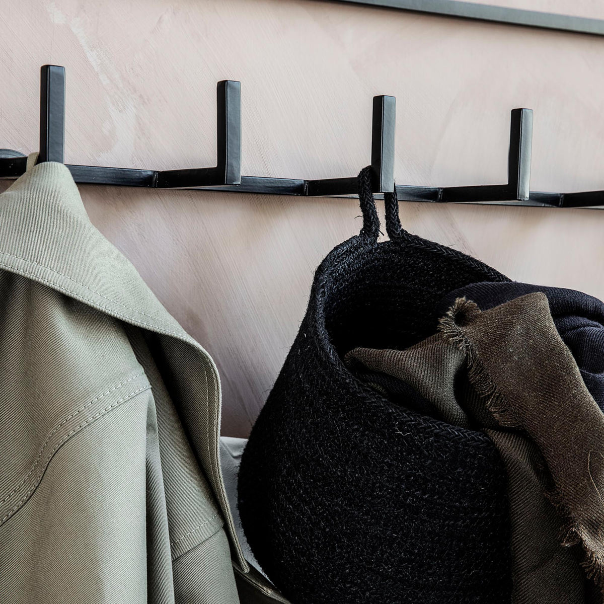Garderobenleiste, Rack in Schwarz präsentiert im Onlineshop von KAQTU Design AG. Kleiderhaken ist von House Doctor