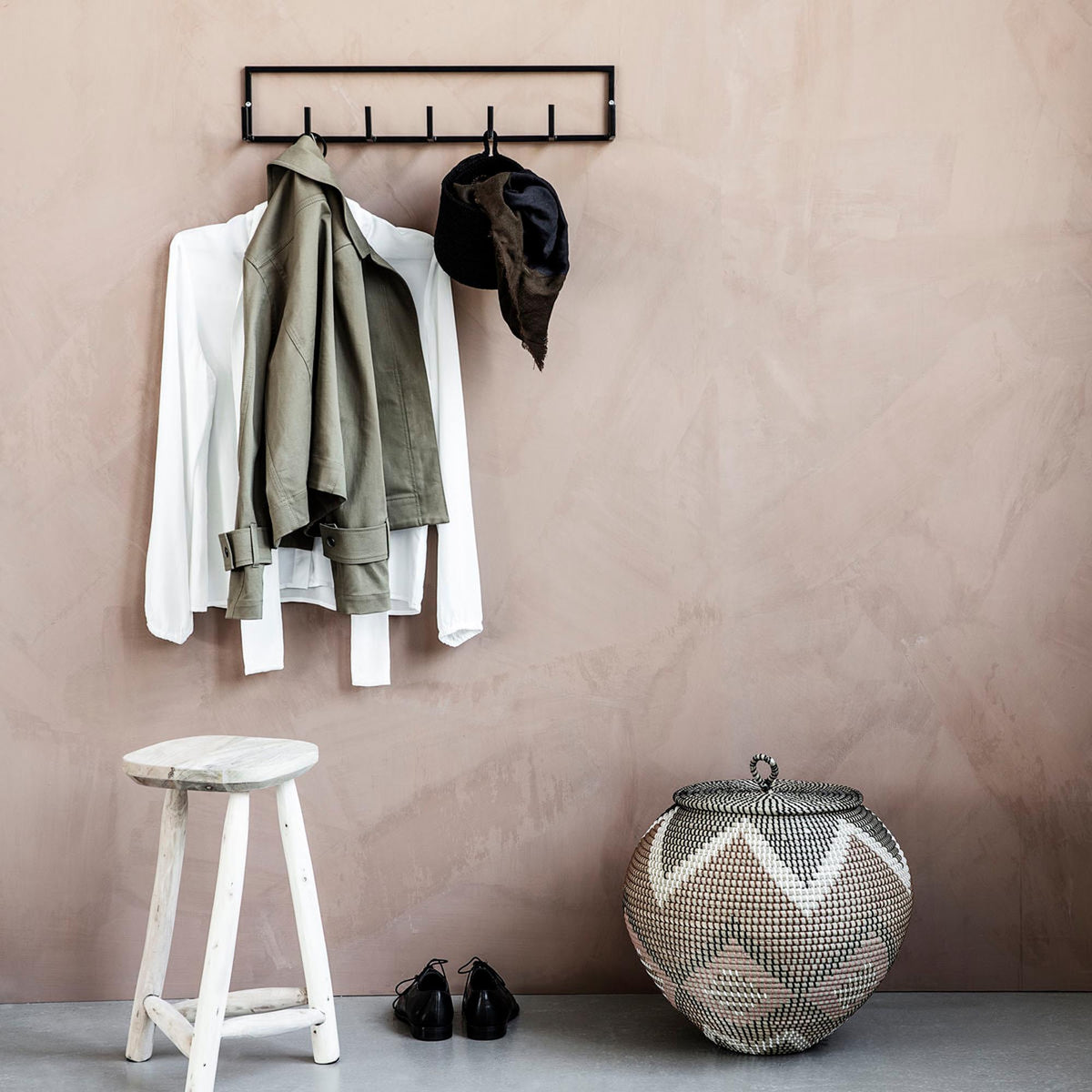Garderobenleiste, Rack in Schwarz präsentiert im Onlineshop von KAQTU Design AG. Kleiderhaken ist von House Doctor