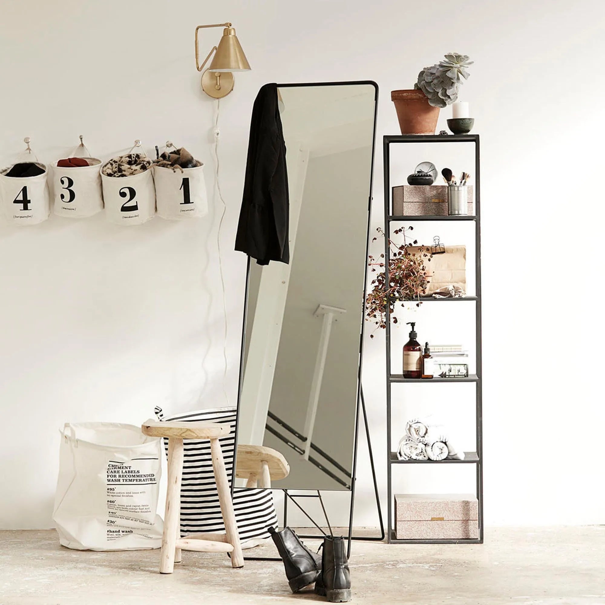 Praktischer Wäschesack von House Doctor mit detaillierter Waschanleitung.