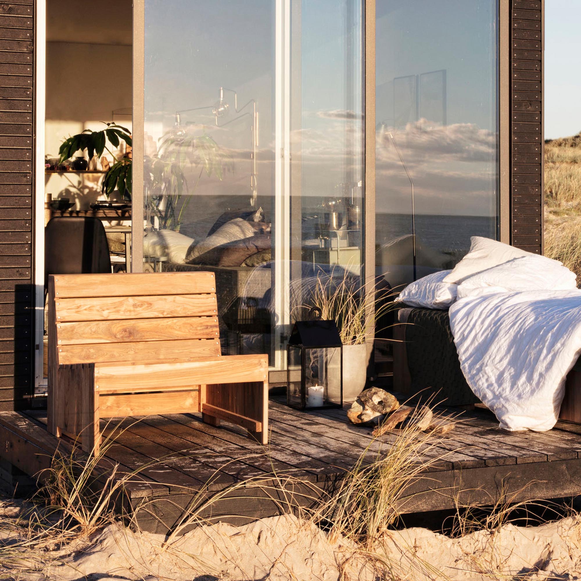 Gestalten Sie Ihre Terrasse mit dem eleganten Lounge-Sessel Woodie von House Doctor aus langlebigem Teakholz für entspannte Stunden im Freien.