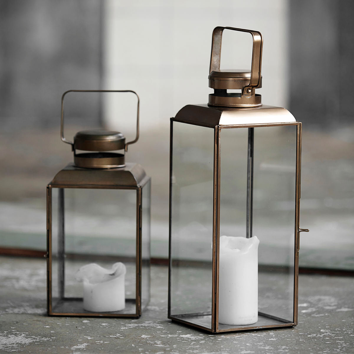 Vintage-Laterne aus Messing von House Doctor, ideal für Garten oder Wohnzimmer, schafft eine einladende Lounge-Stimmung.