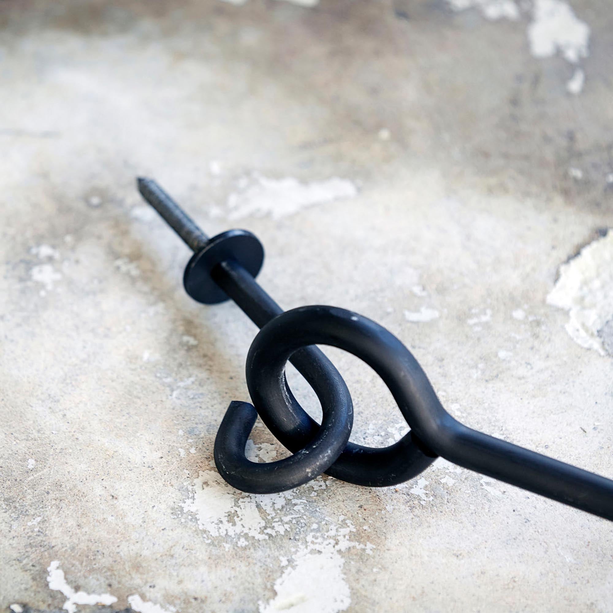 Elegante Garderobenleiste aus robustem Eisen, perfekt für Flure. Minimalistisch und funktional, ideal für moderne und skandinavische Einrichtungsstile.