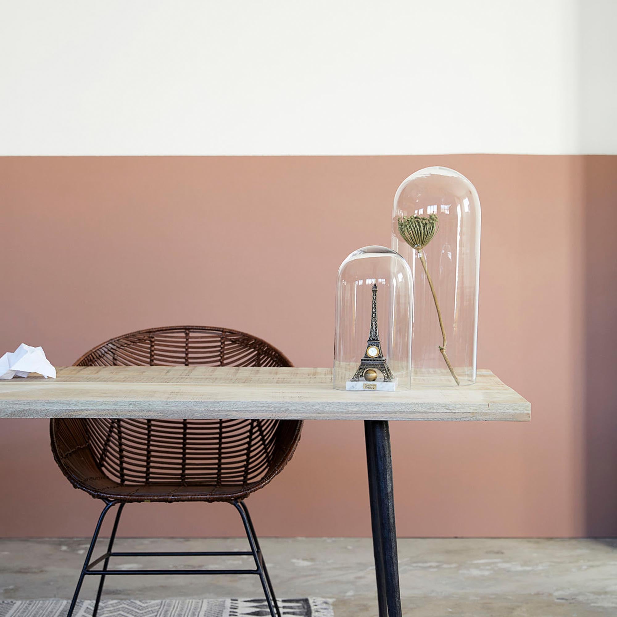 Stilvoller Esstisch Club aus Mangoholz mit robustem Eisenrahmen.