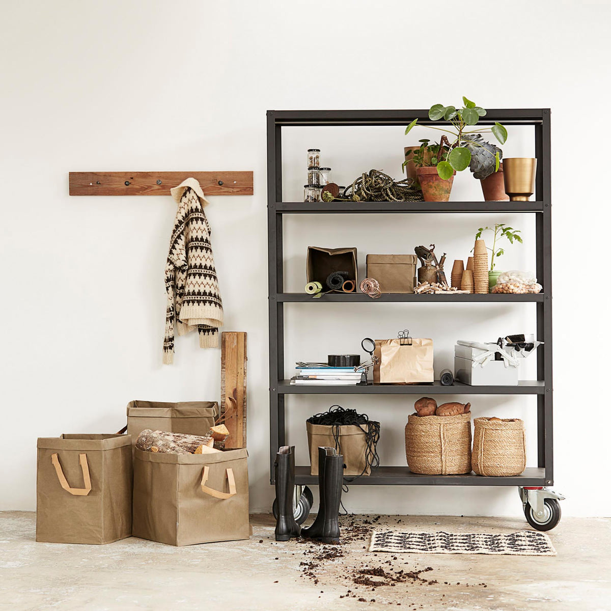 Regal mit 4 Rollen, Trolley in Mattschwarz präsentiert im Onlineshop von KAQTU Design AG. Servierwagen ist von House Doctor