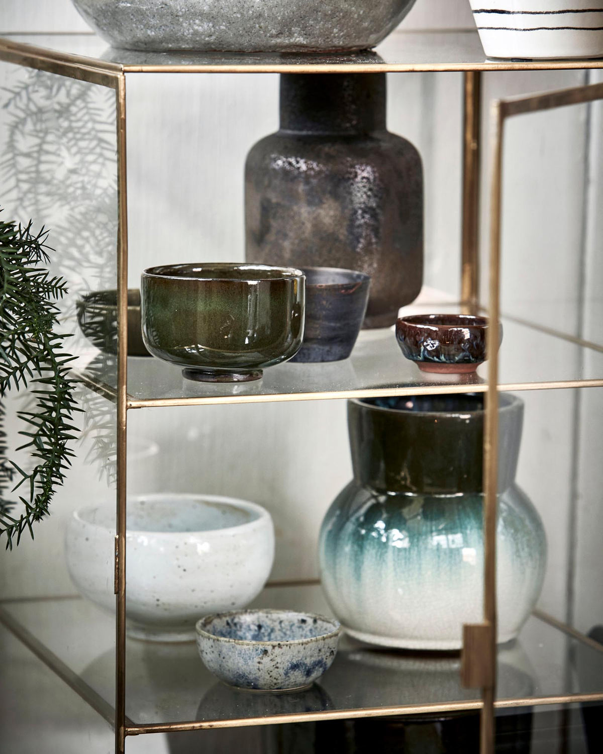 Standregal Schrank Glass als Vitrine mit Messingrahmen und Glasscheiben
