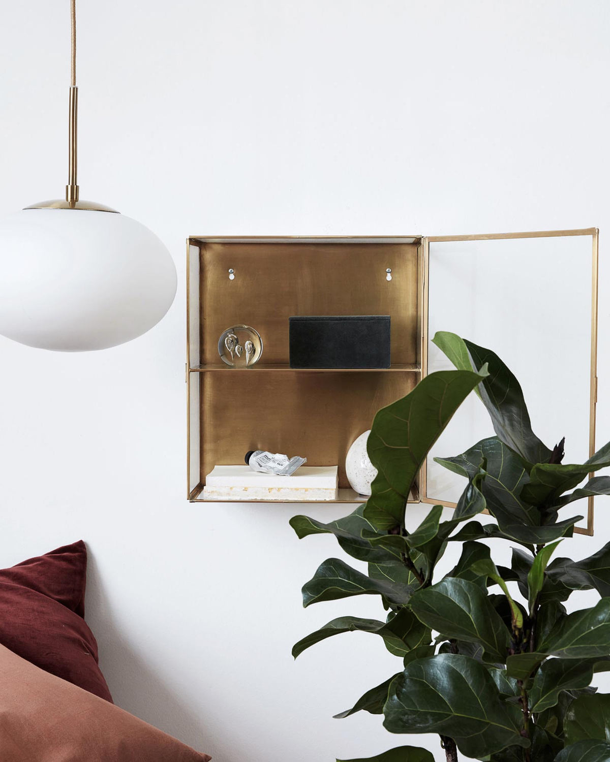 Wandschrank Glass in Messing präsentiert im Onlineshop von KAQTU Design AG. Wandschrank ist von House Doctor