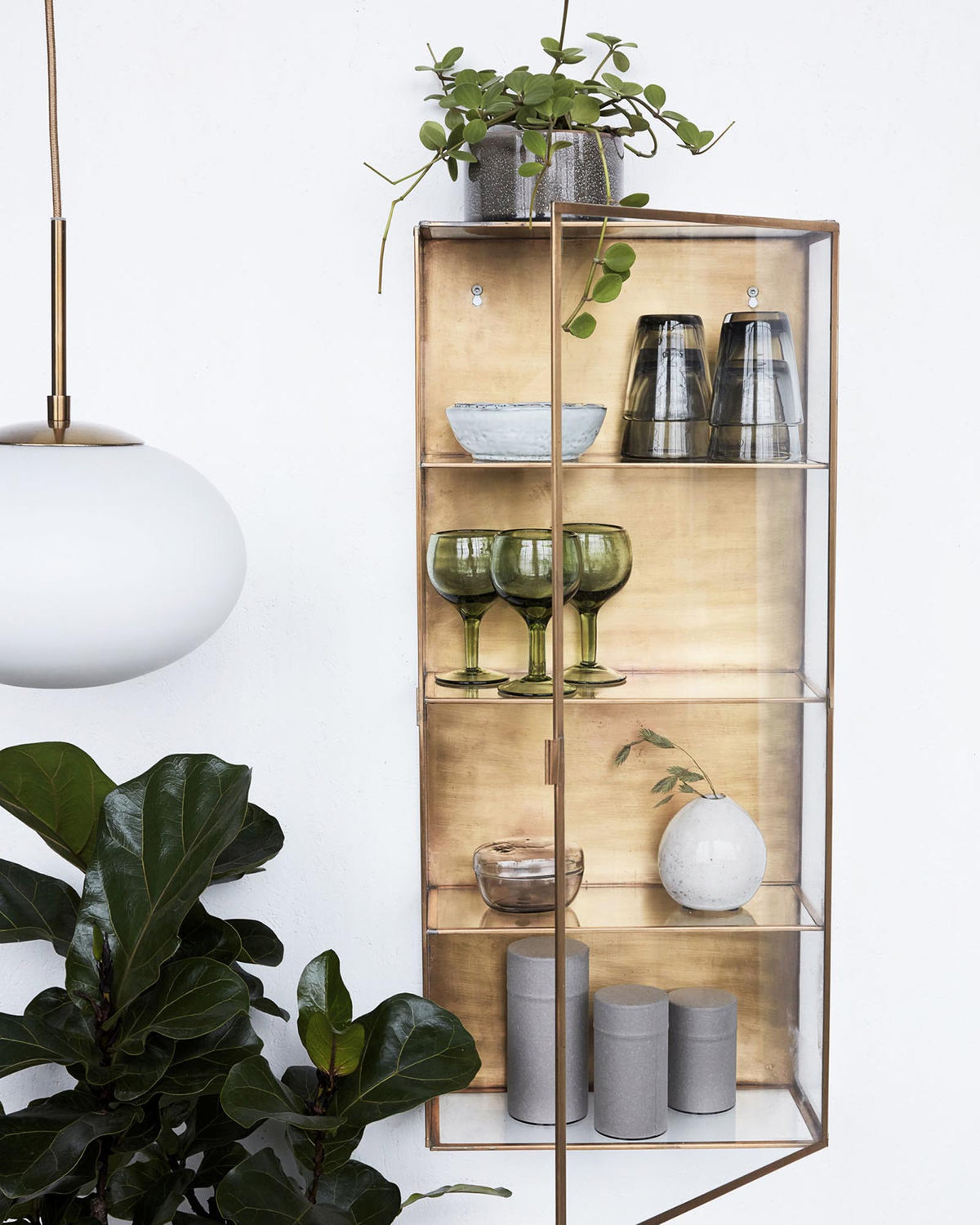 Wandschrank Glass in Messing präsentiert im Onlineshop von KAQTU Design AG. Wandschrank ist von House Doctor