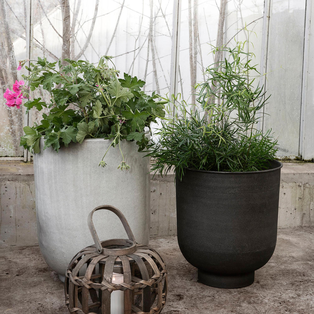 Blumenkasten, Pho in Grau präsentiert im Onlineshop von KAQTU Design AG. Pflanzentopf Outdoor ist von House Doctor