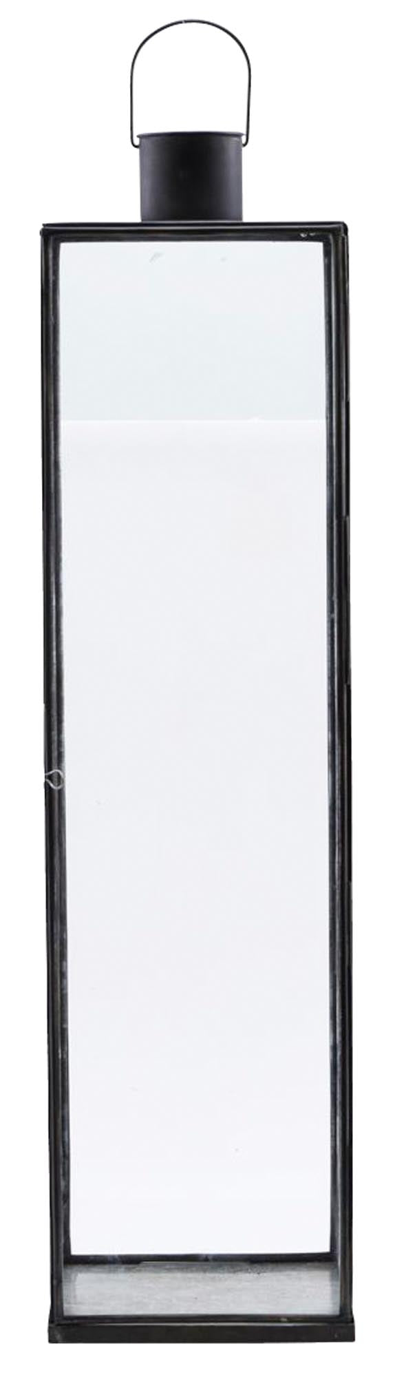 Die "Narrow" Laterne von House Doctor aus Eisen und Glas in antikem Schwarz schafft mit Kerzen eine gemütliche Lounge-Atmosphäre. Masse: 20x20x79 cm.