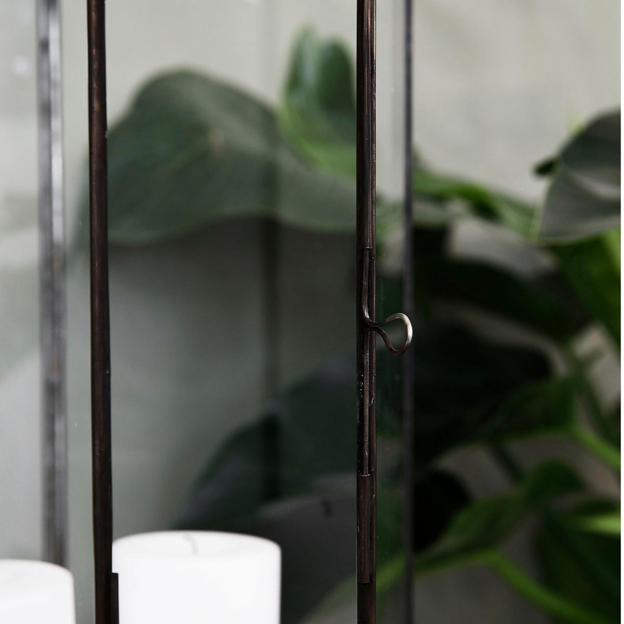 Entdecken Sie die elegante Laterne Narrow von House Doctor, die jedem Raum eine gemütliche Atmosphäre verleiht und perfekt für stimmungsvolle Abende ist.