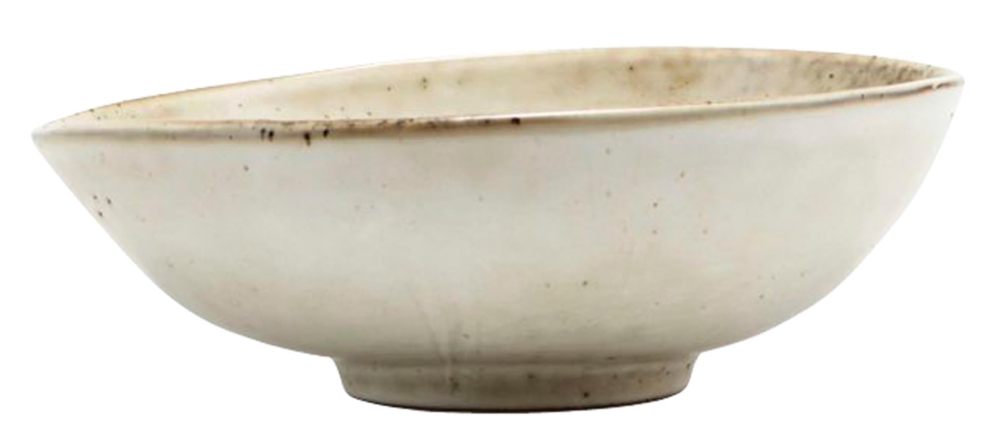 Entdecken Sie die stilvolle Lake-Schüssel von House Doctor aus hochwertigem Steinzeug. Ideal für Salate und Pasta, bringt sie frische Farben in Ihre Küche.