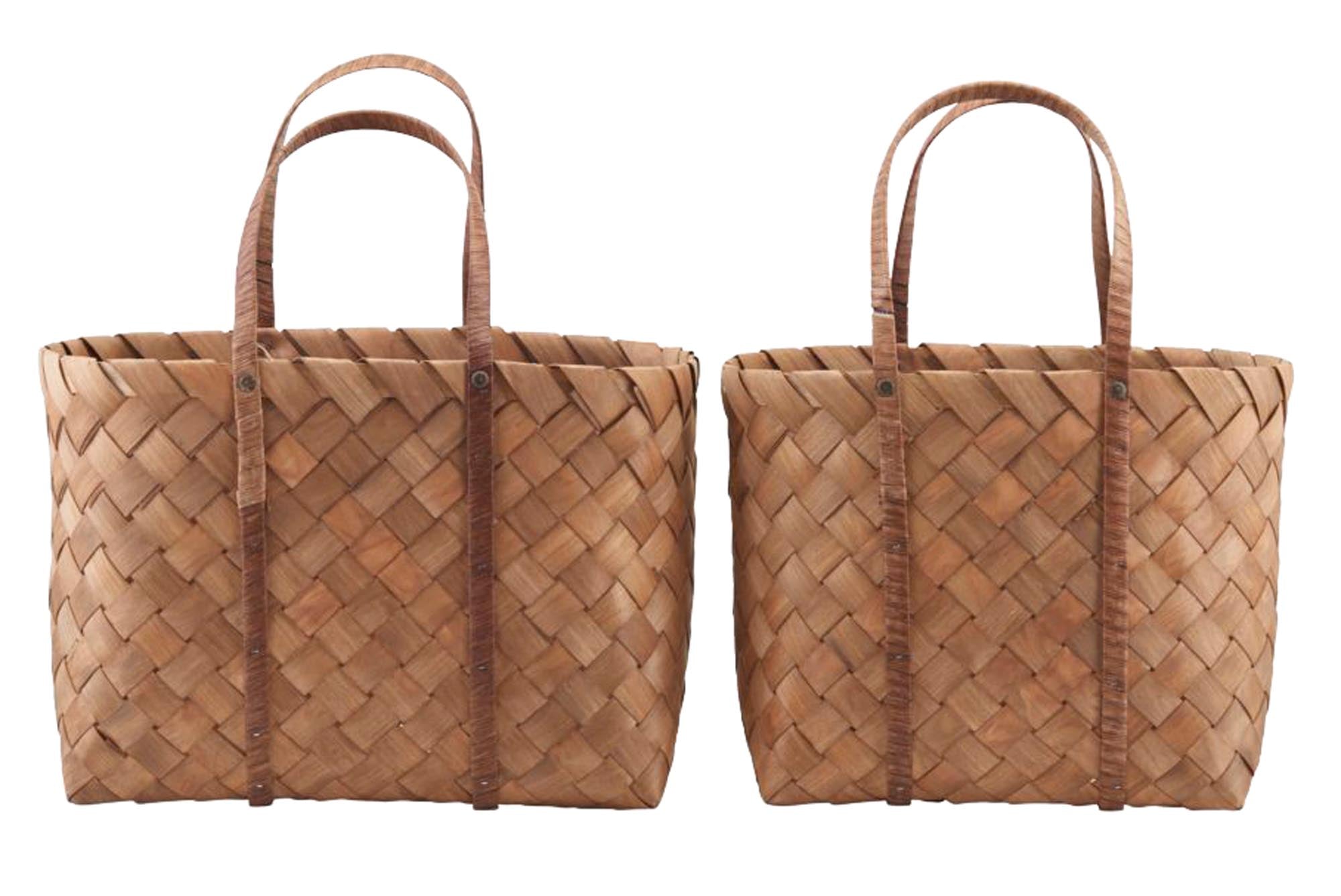 Die "Beach" Tasche von House Doctor, aus Kiefernholz und Papier, bietet natürlichen Charme und ist ideal für den Strand. Erhältlich in zwei Grössen.