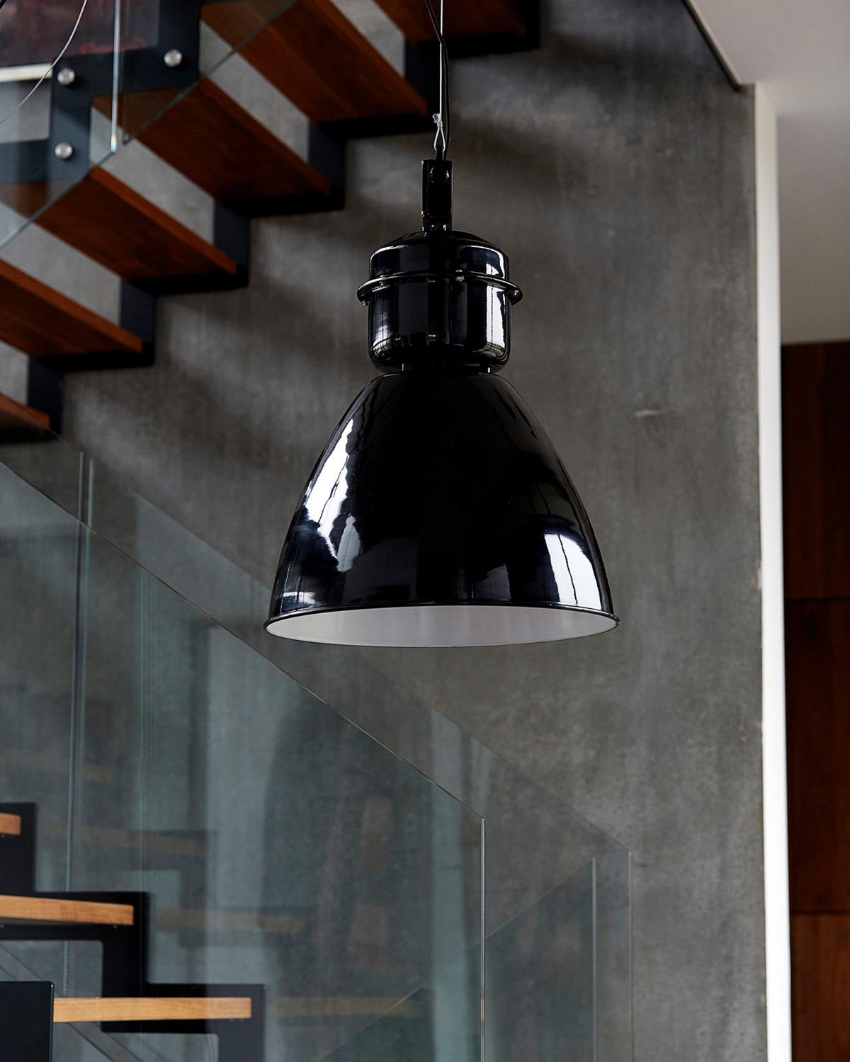 Lampe, Volumen in Schwarz präsentiert im Onlineshop von KAQTU Design AG. Pendelleuchte ist von House Doctor