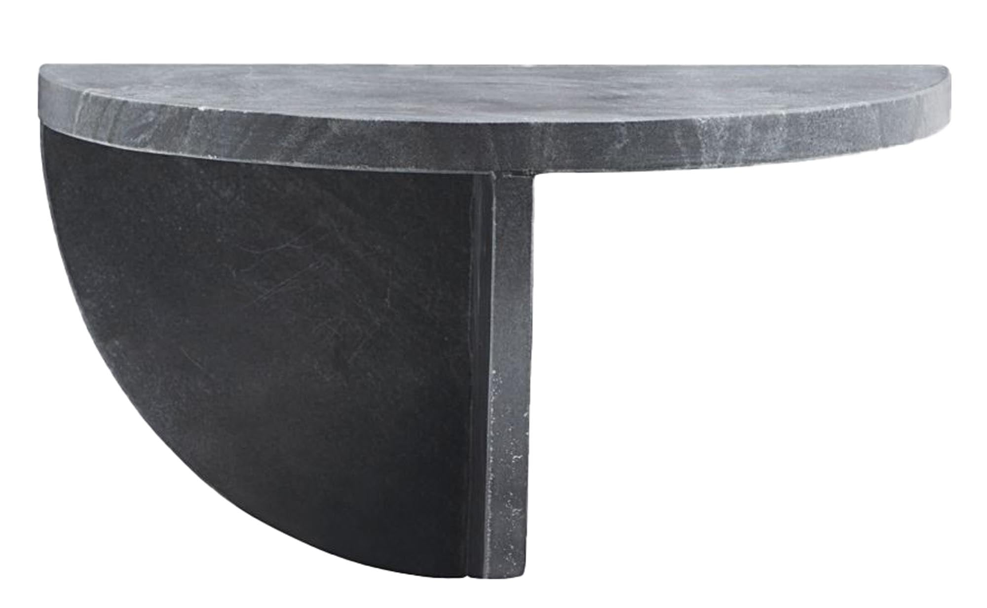 Eleganter Beistelltisch Mega von House Doctor aus Marmor und Messing. Ideal als Nachttisch oder dekoratives Element. Vielseitig und stilvoll.