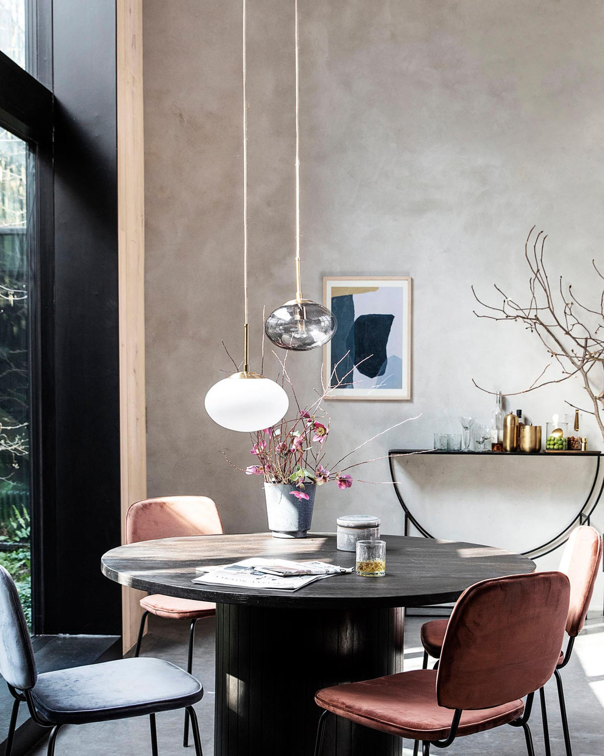 Weisse Glas-Pendelleuchte Opal von House Doctor mit Messing-Details und Kabel