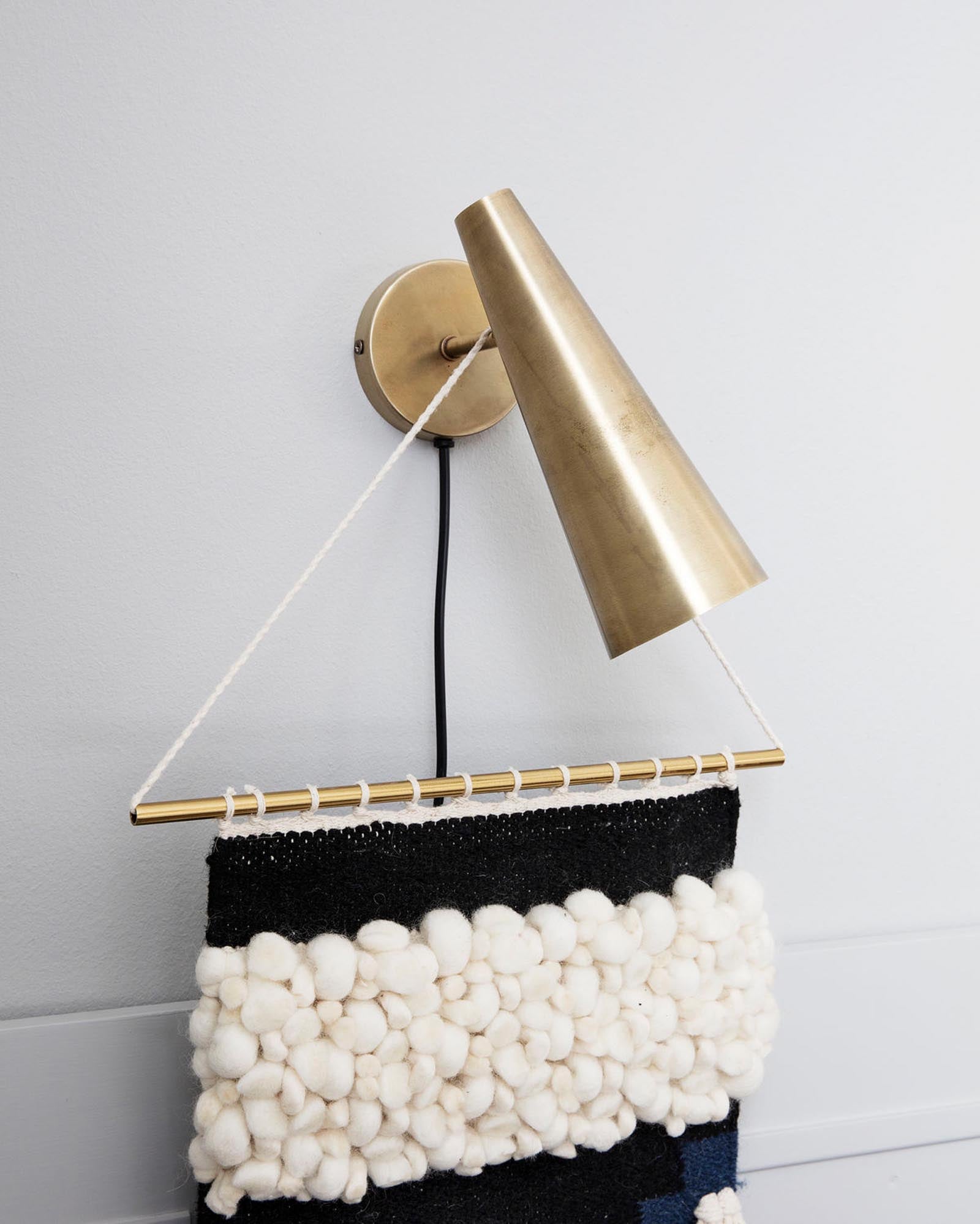 Die Precise Wandleuchte von House Doctor kombiniert elegantes Messing und robustes Eisen, um eine einladende Atmosphäre zu schaffen. Ideal für gemütliche Abende.