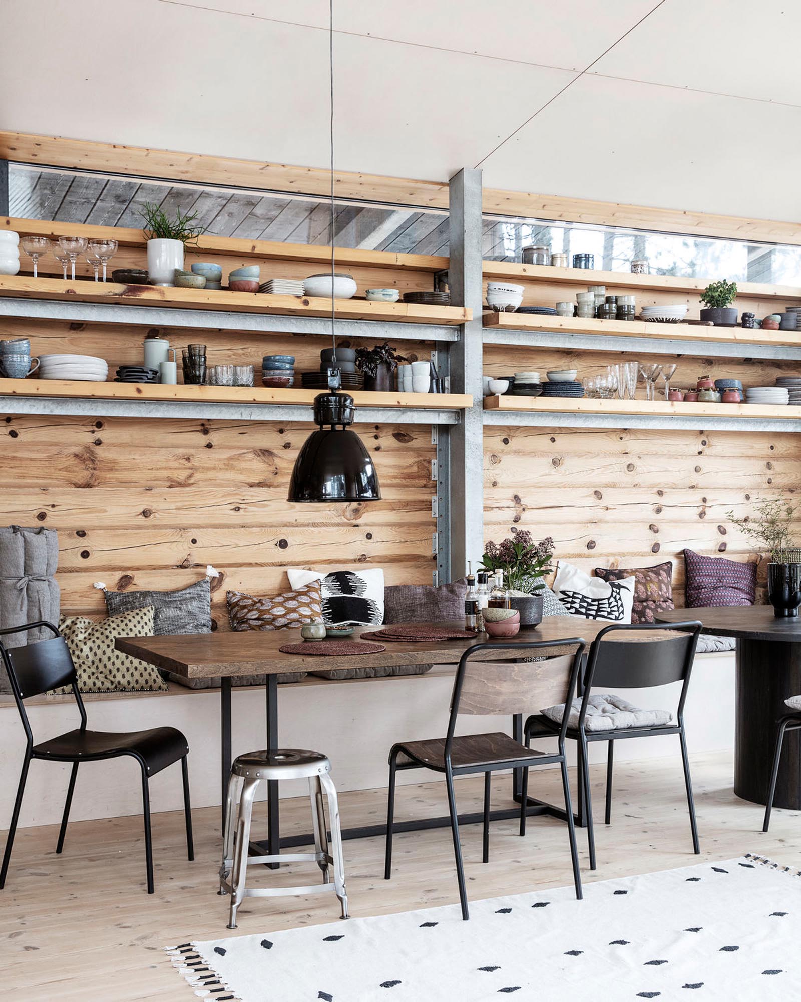 Entdecken Sie den Esstisch Kant von House Doctor: Einladend, aus hochwertigem Mangoholz und Metall, perfekt für unvergessliche Zusammenkünfte.