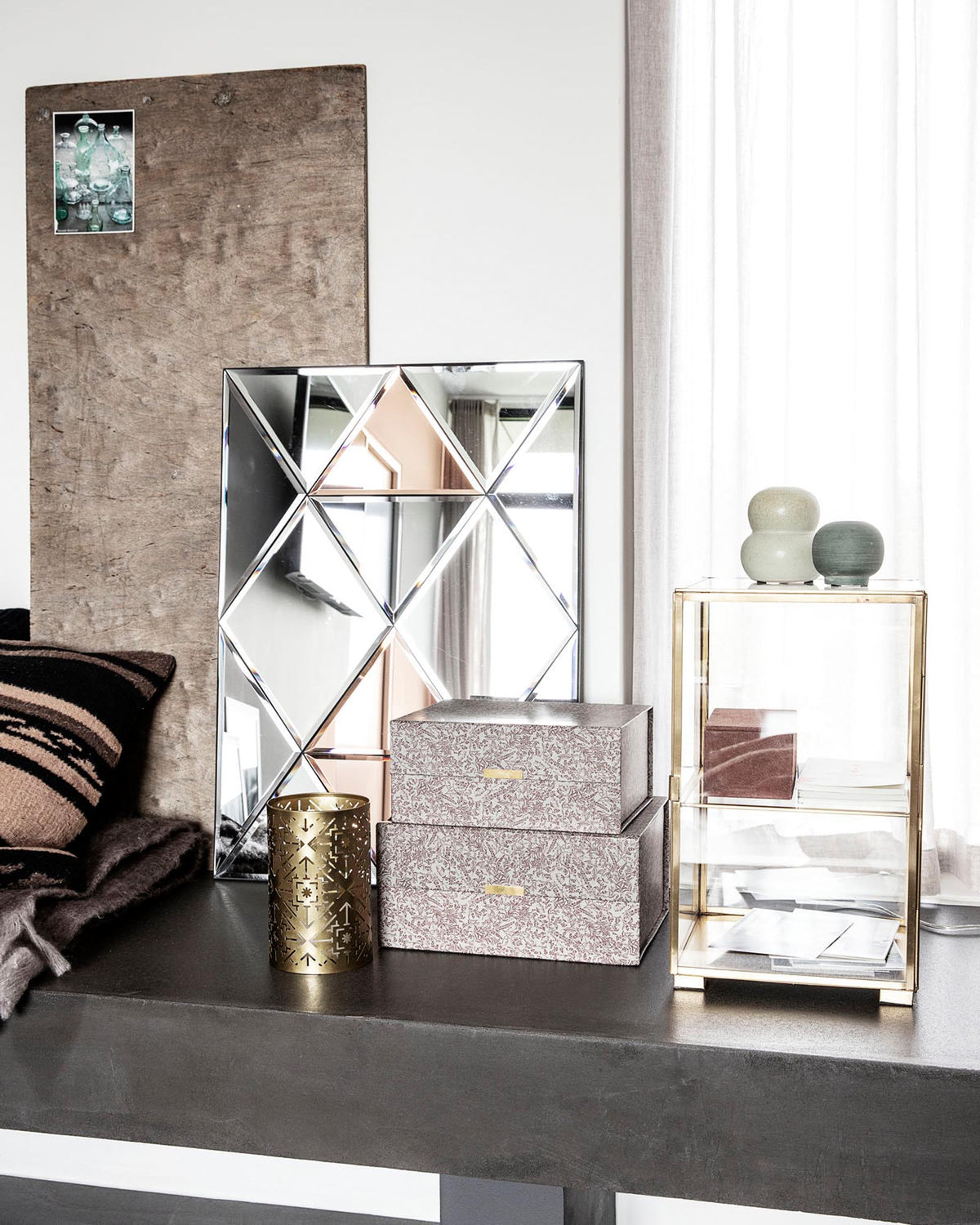 Standregal Schrank Glass als Vitrine mit Messingrahmen und Glasscheiben