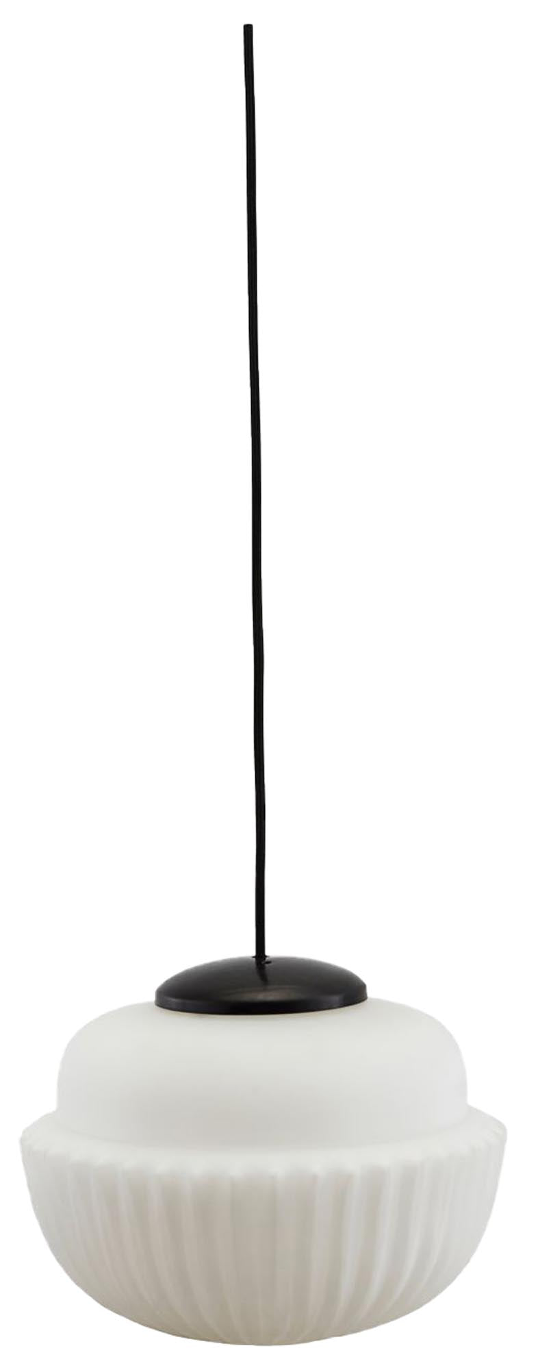 Entdecken Sie die elegante Acorn Lampe von House Doctor aus Glas und Metall. Perfekt über dem Esstisch oder in Kombination mit anderen Acorn-Lampen.